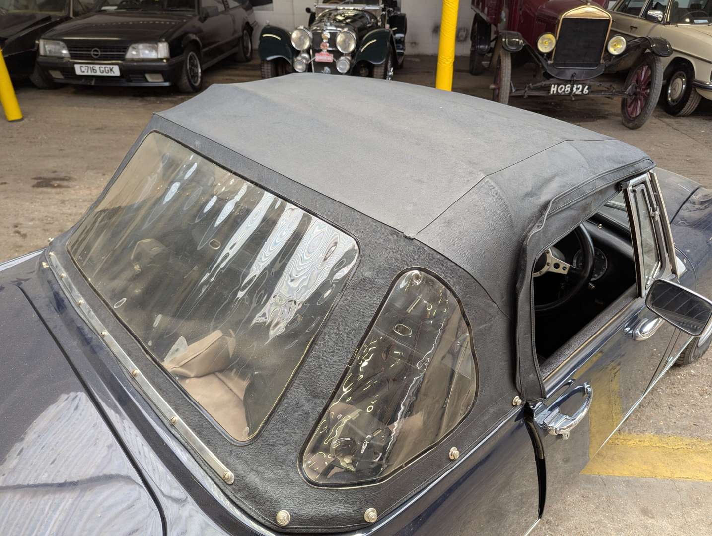 <p>1972 MG MIDGET</p>