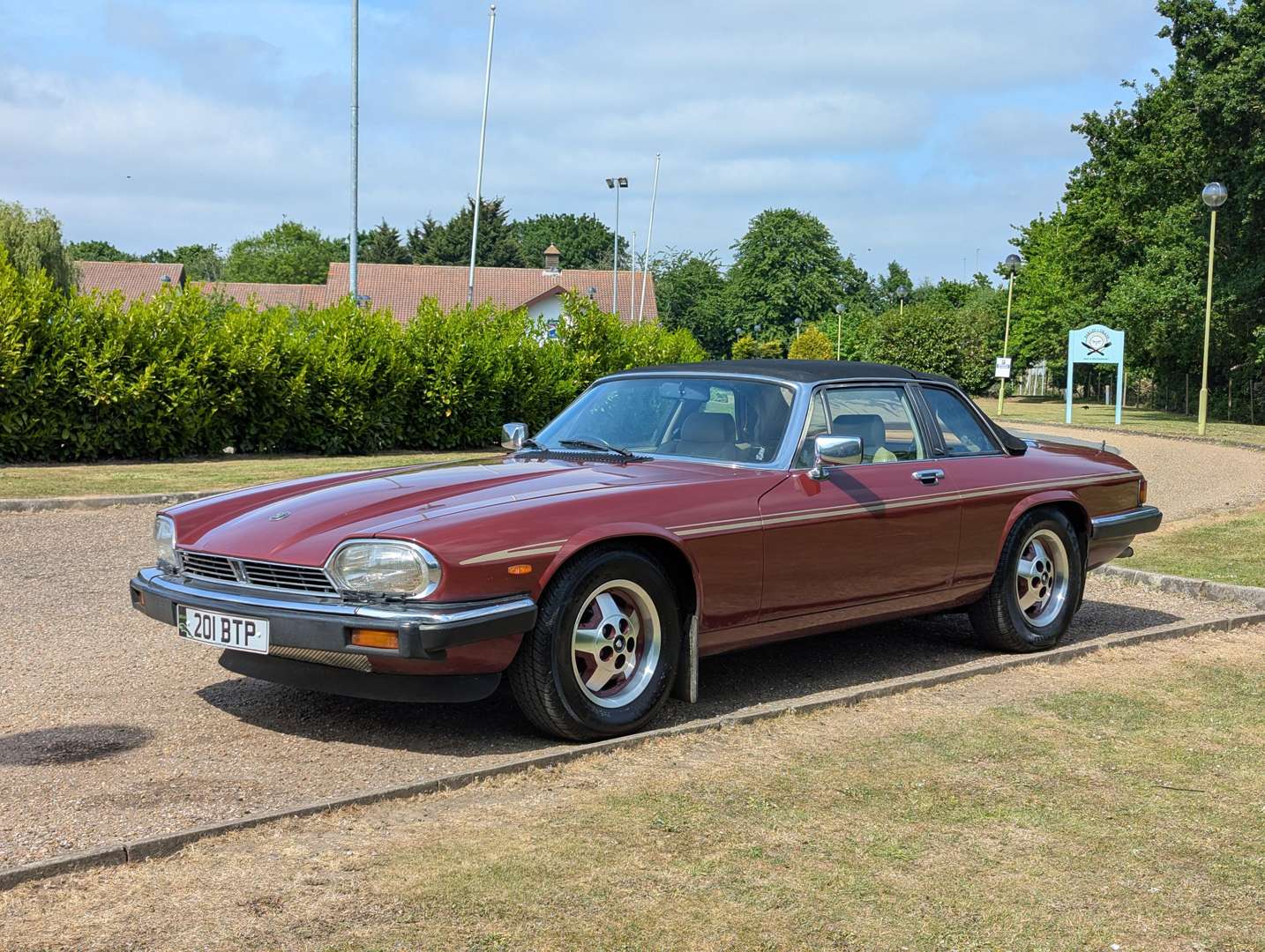<p>1984 JAGUAR XJ-SC MANUAL</p>
