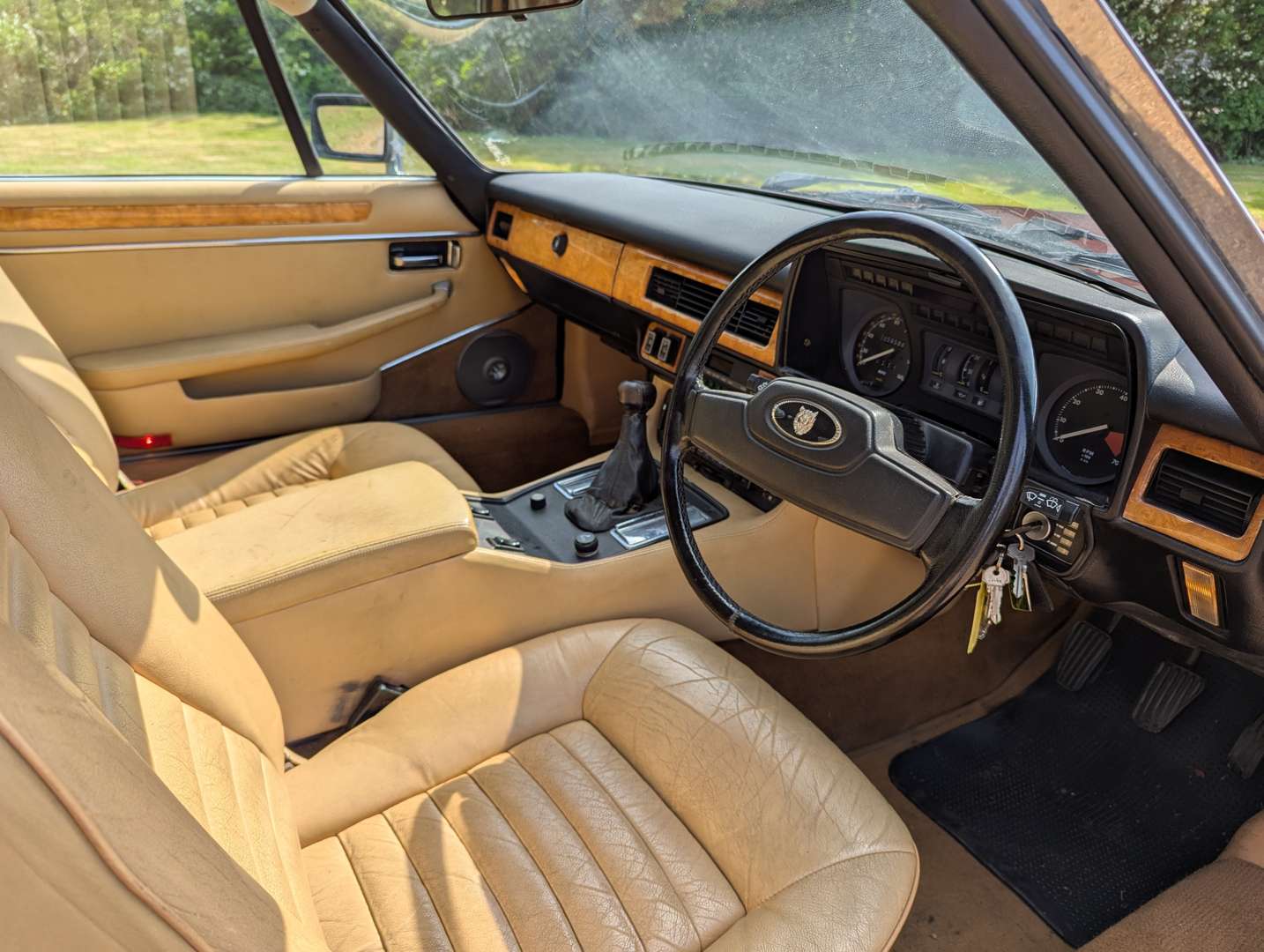 <p>1984 JAGUAR XJ-SC MANUAL</p>