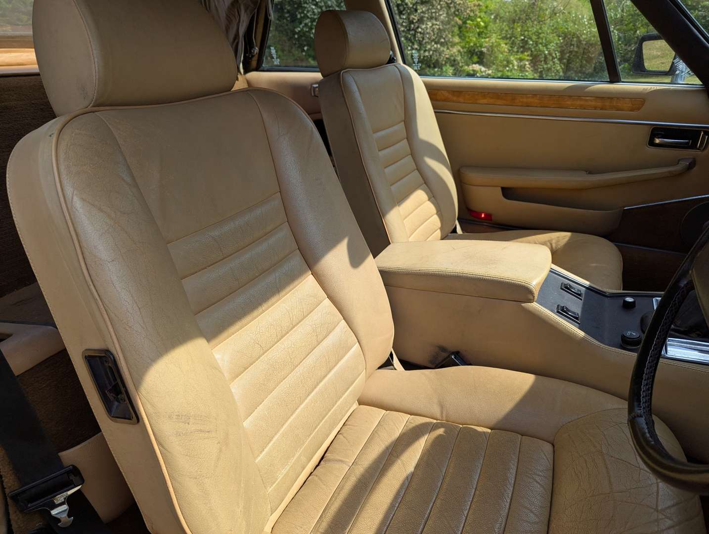 <p>1984 JAGUAR XJ-SC MANUAL</p>