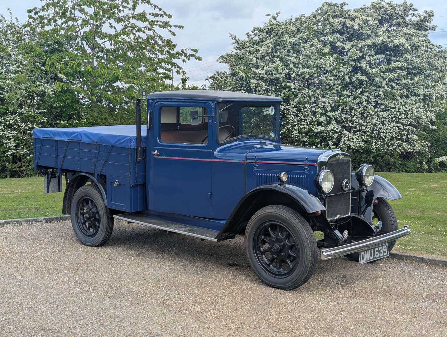 <p>1936 MORRIS COMMERCIAL</p>