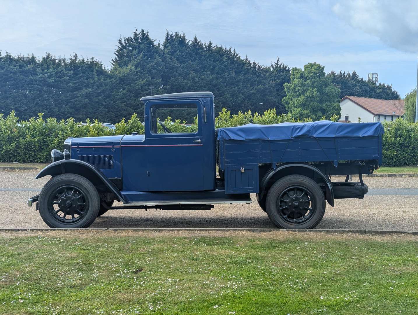 <p>1936 MORRIS COMMERCIAL</p>