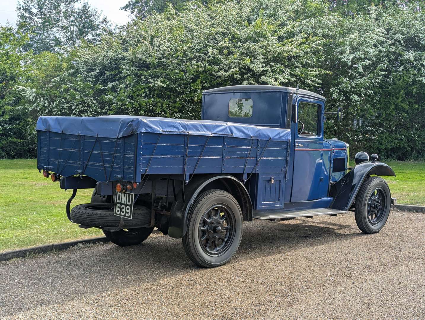 <p>1936 MORRIS COMMERCIAL</p>