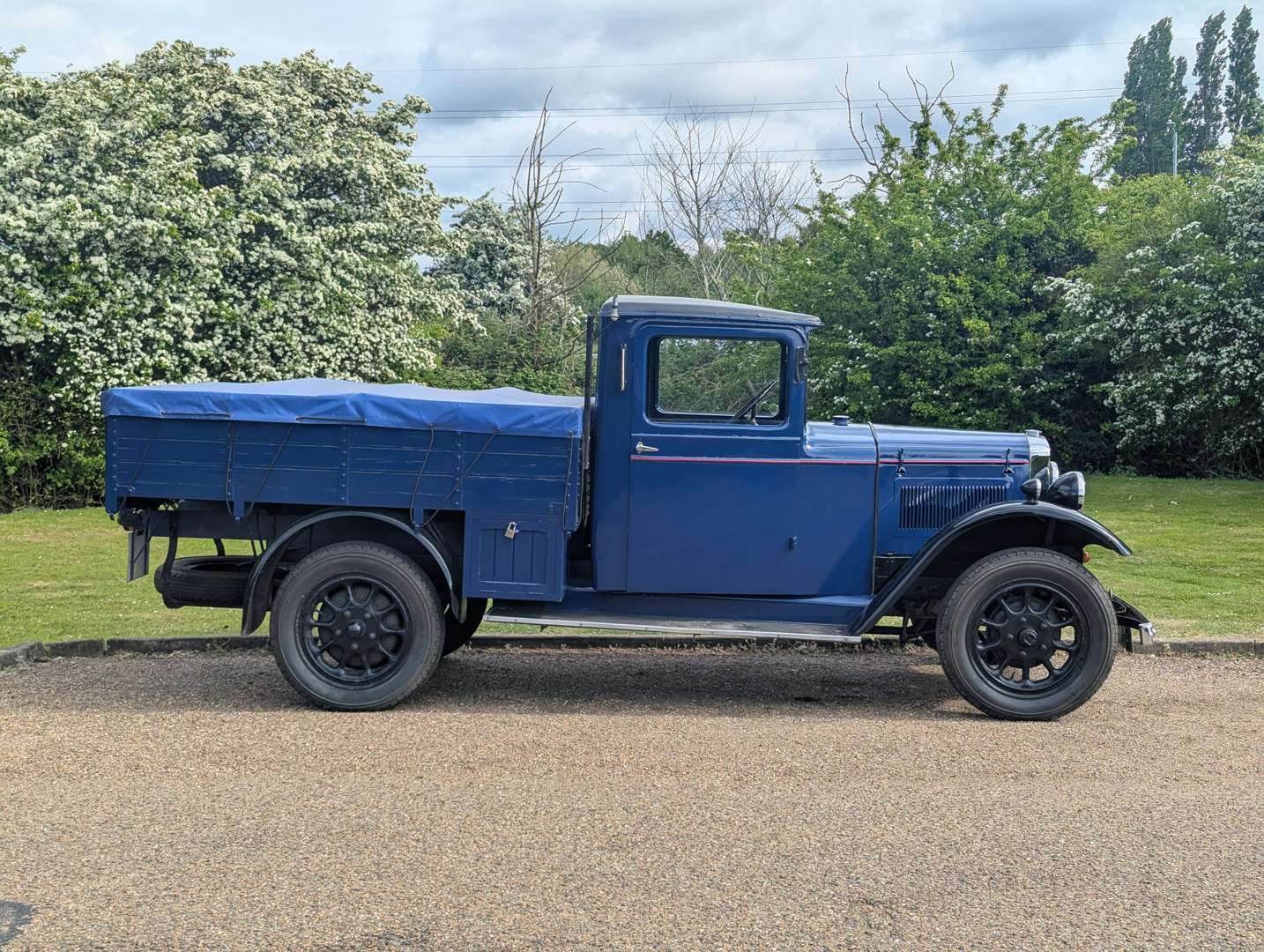 <p>1936 MORRIS COMMERCIAL</p>