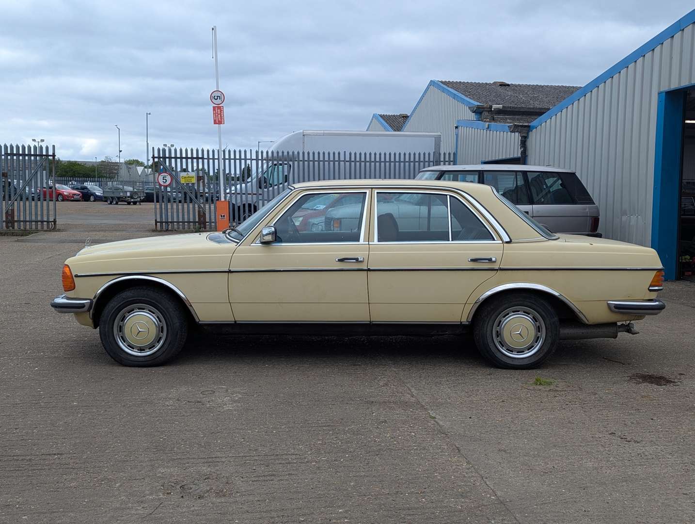 <p>1976 MERCEDES W123 280 E AUTO</p>