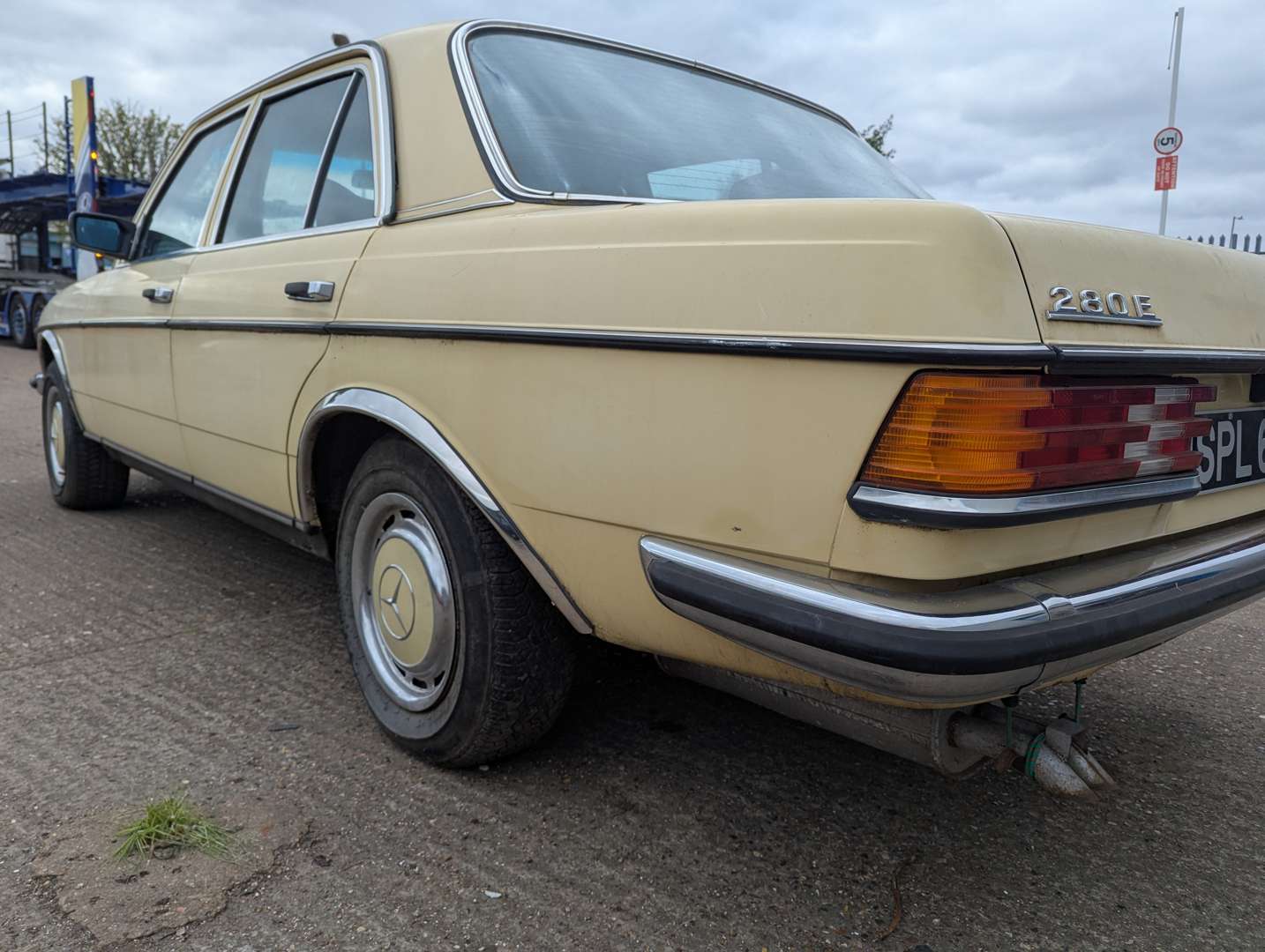 <p>1976 MERCEDES W123 280 E AUTO</p>