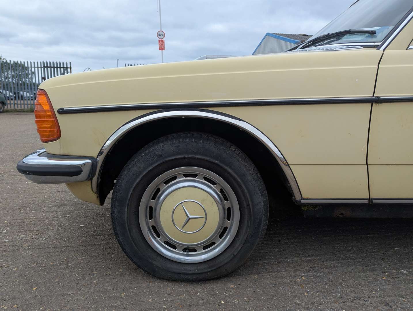 <p>1976 MERCEDES W123 280 E AUTO</p>