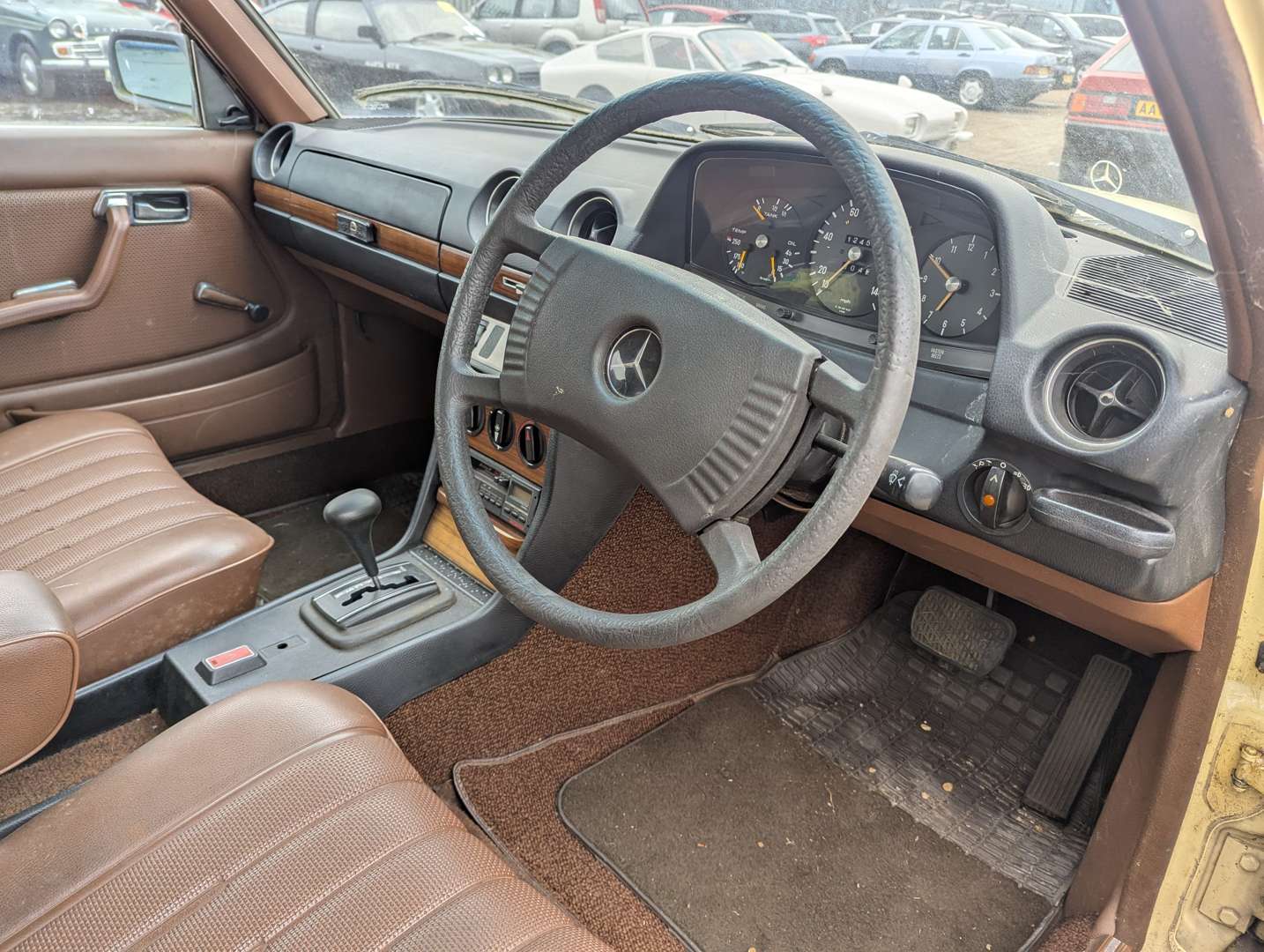 <p>1976 MERCEDES W123 280 E AUTO</p>