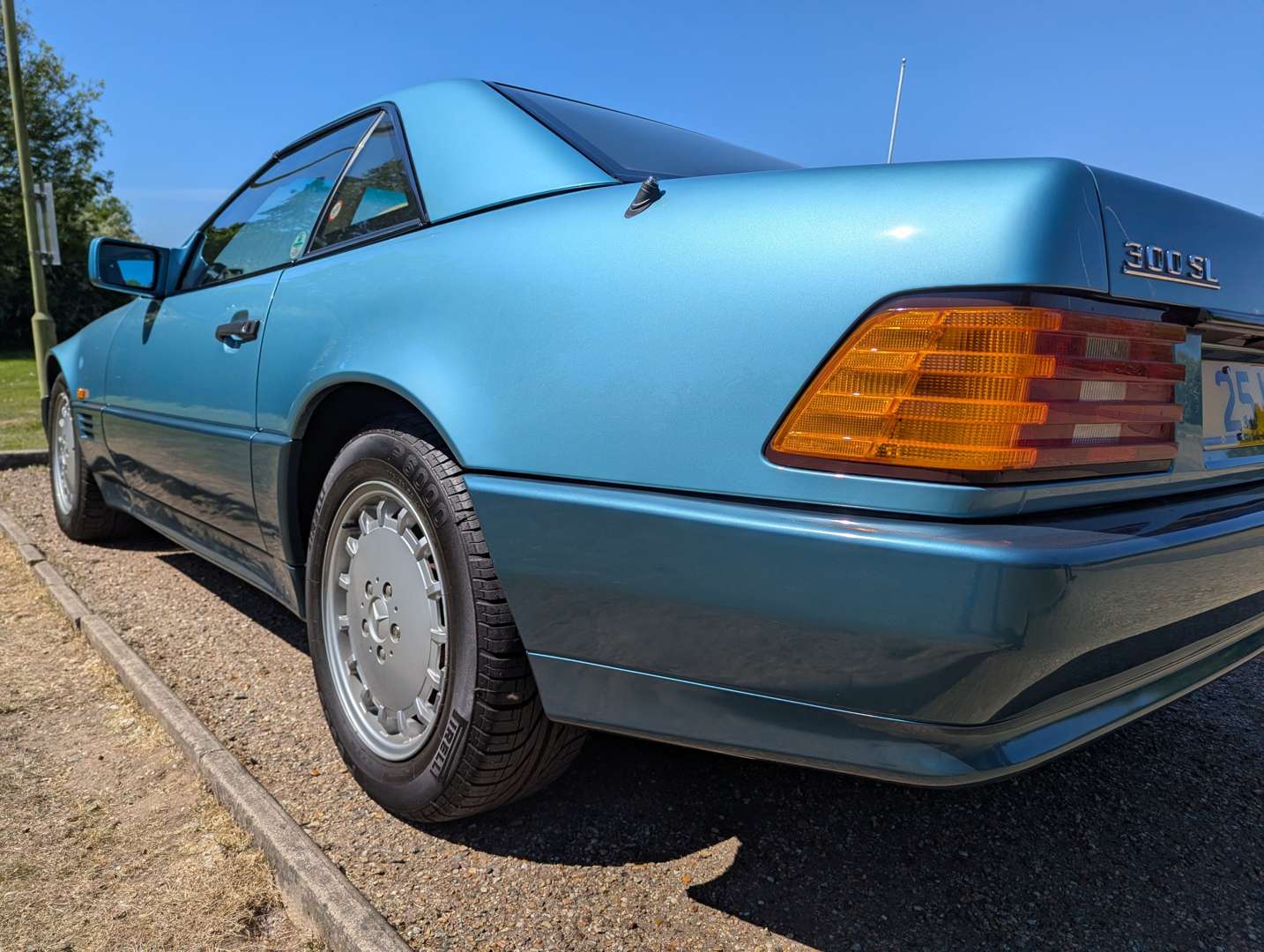 <p>1991 MERCEDES 300SL AUTO</p>