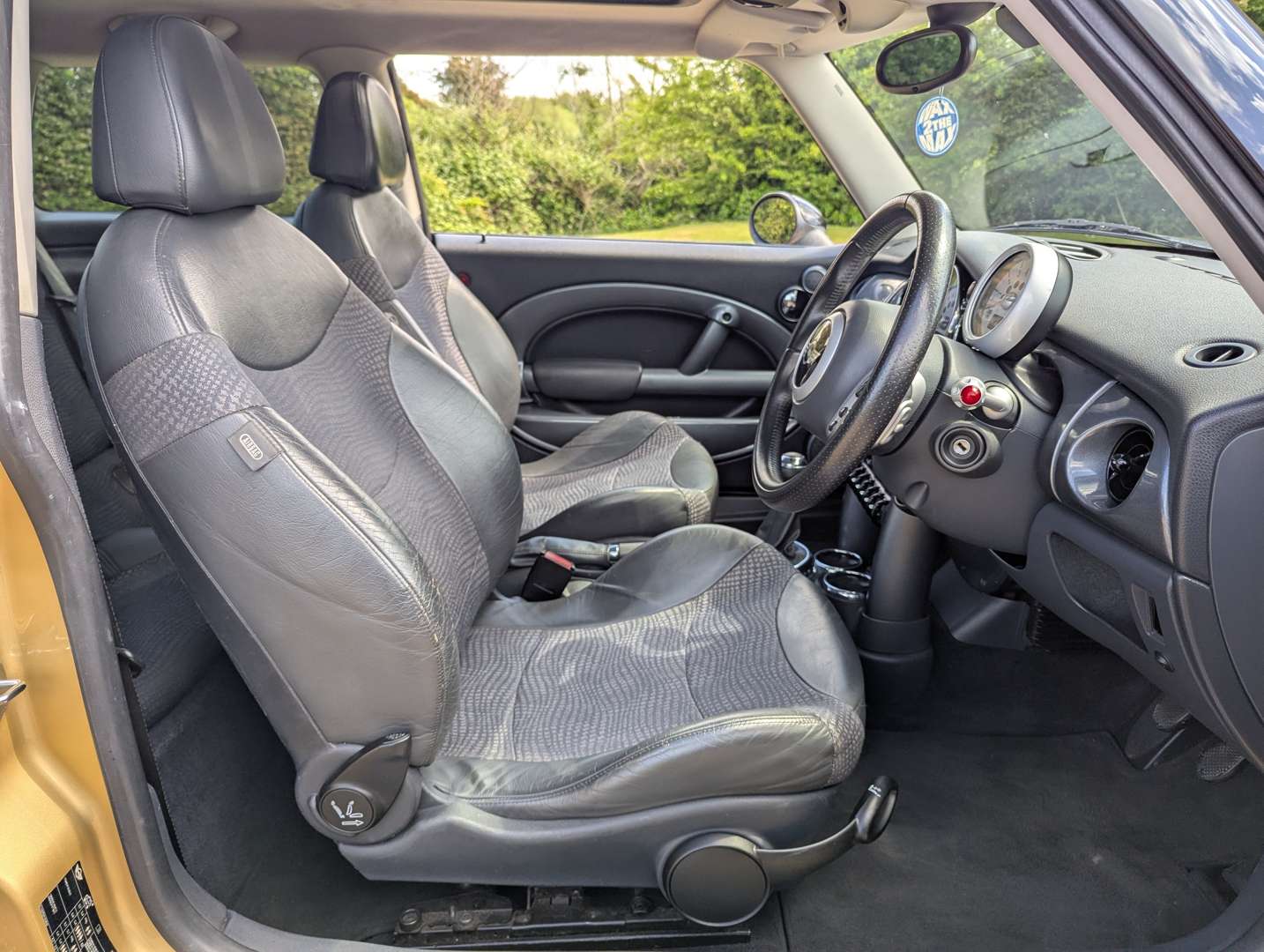 <p>2003 MINI COOPER</p>