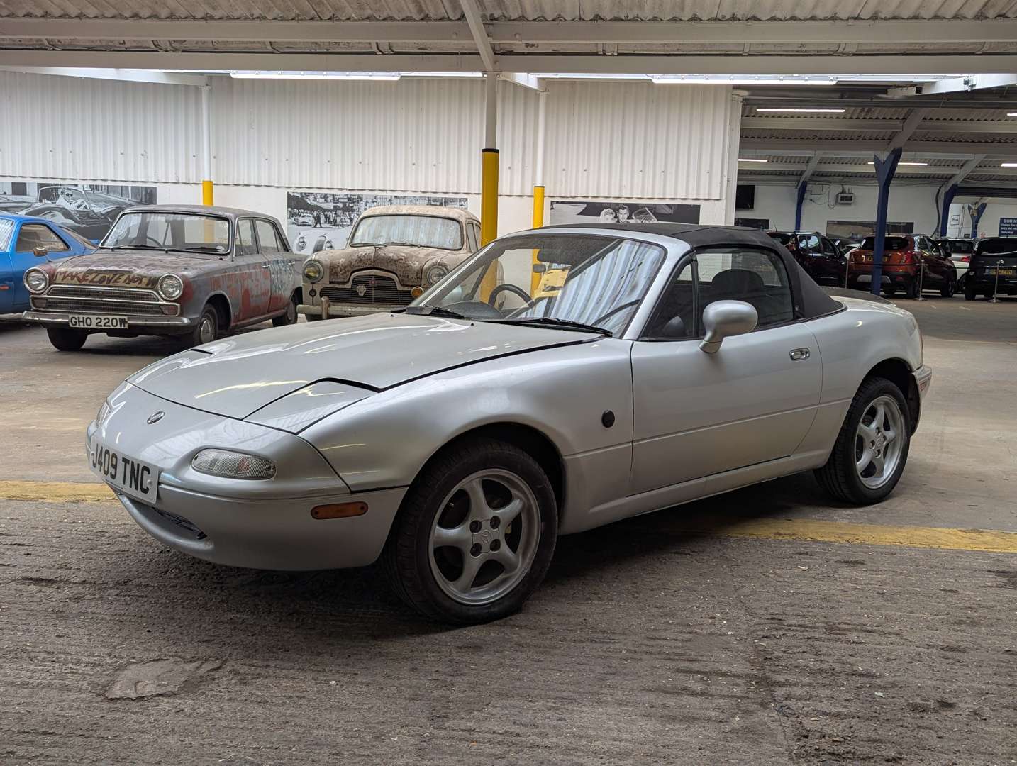 <p>1992 MAZDA MX-5 CONVERTIBLE</p>