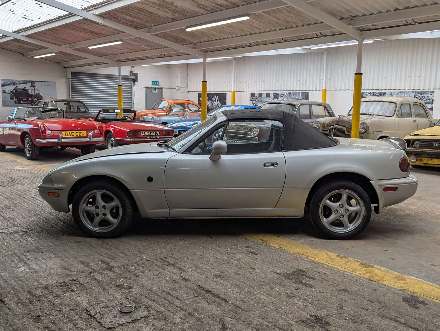 <p>1992 MAZDA MX-5 CONVERTIBLE</p>