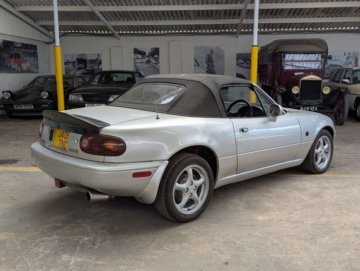 <p>1992 MAZDA MX-5 CONVERTIBLE</p>