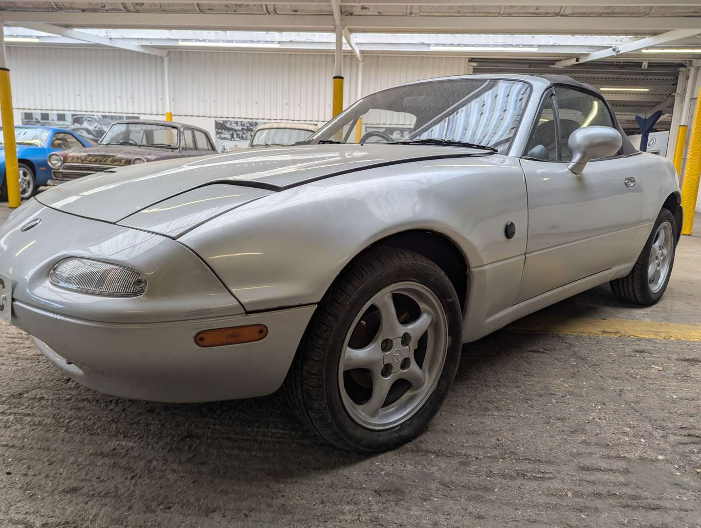 <p>1992 MAZDA MX-5 CONVERTIBLE</p>