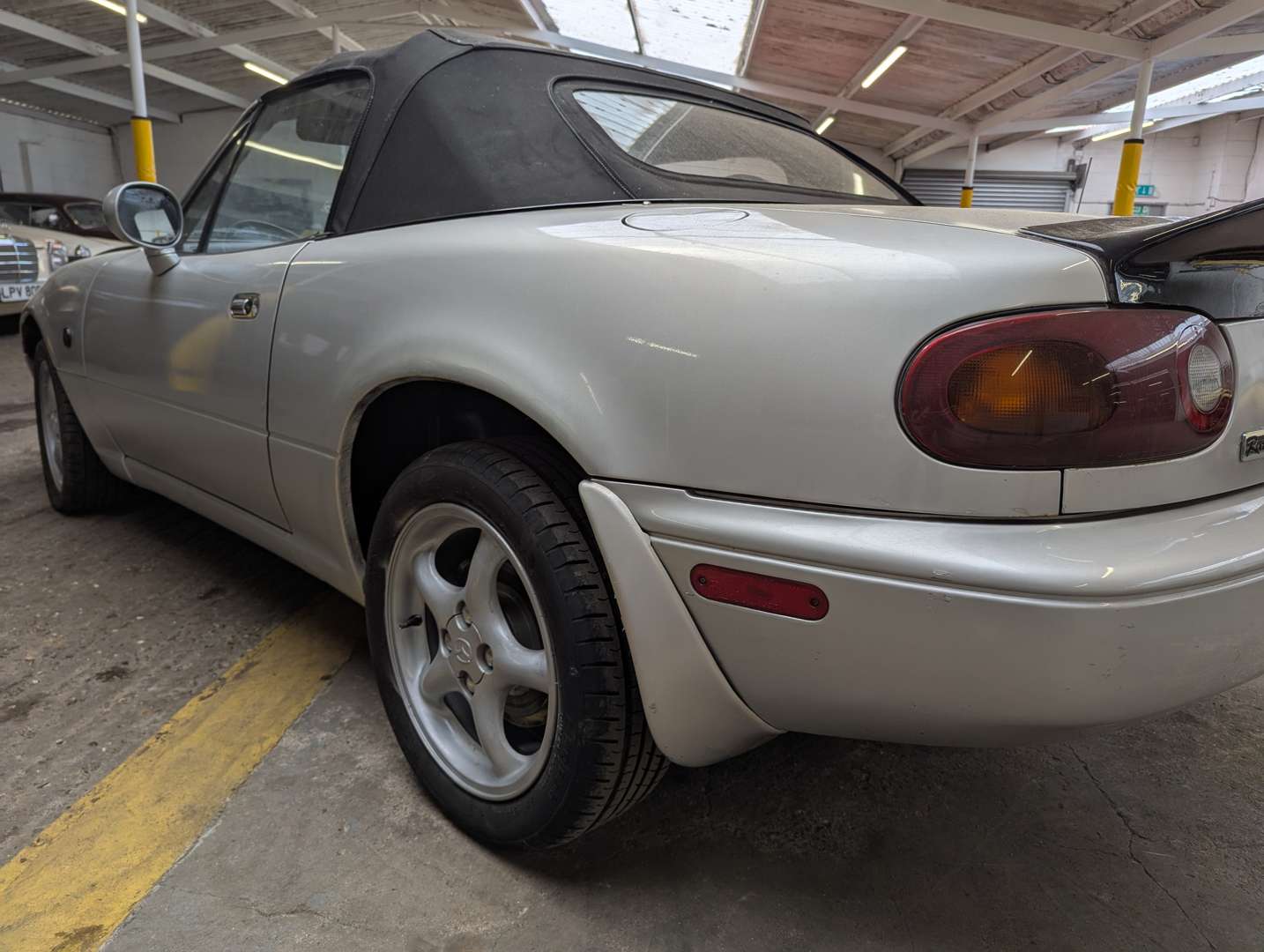 <p>1992 MAZDA MX-5 CONVERTIBLE</p>