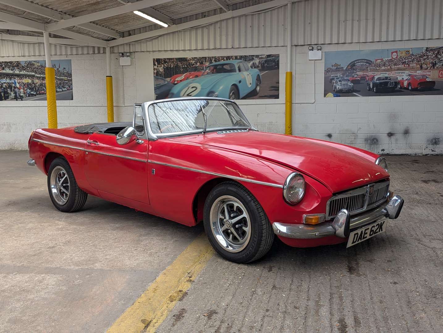 <p>1971 MGB ROADSTER</p>