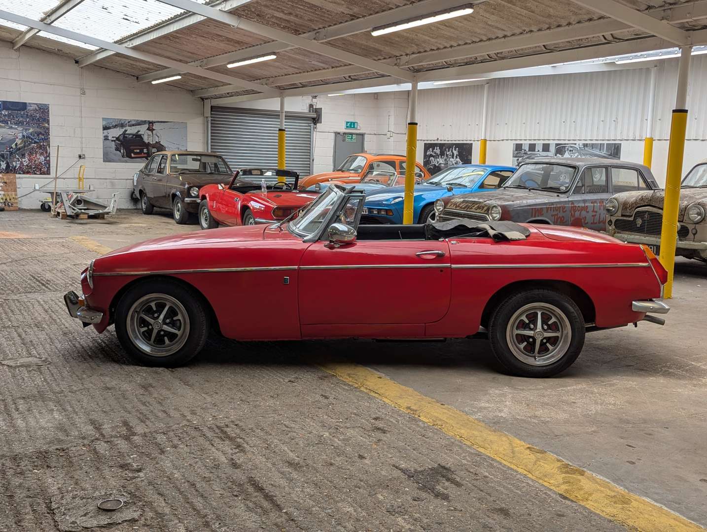 <p>1971 MGB ROADSTER</p>