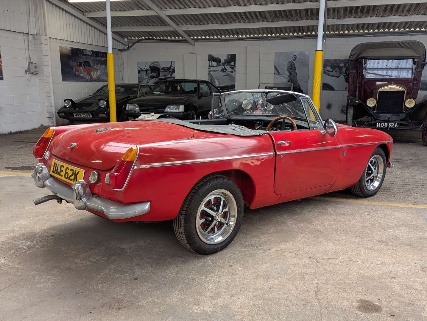 <p>1971 MGB ROADSTER</p>
