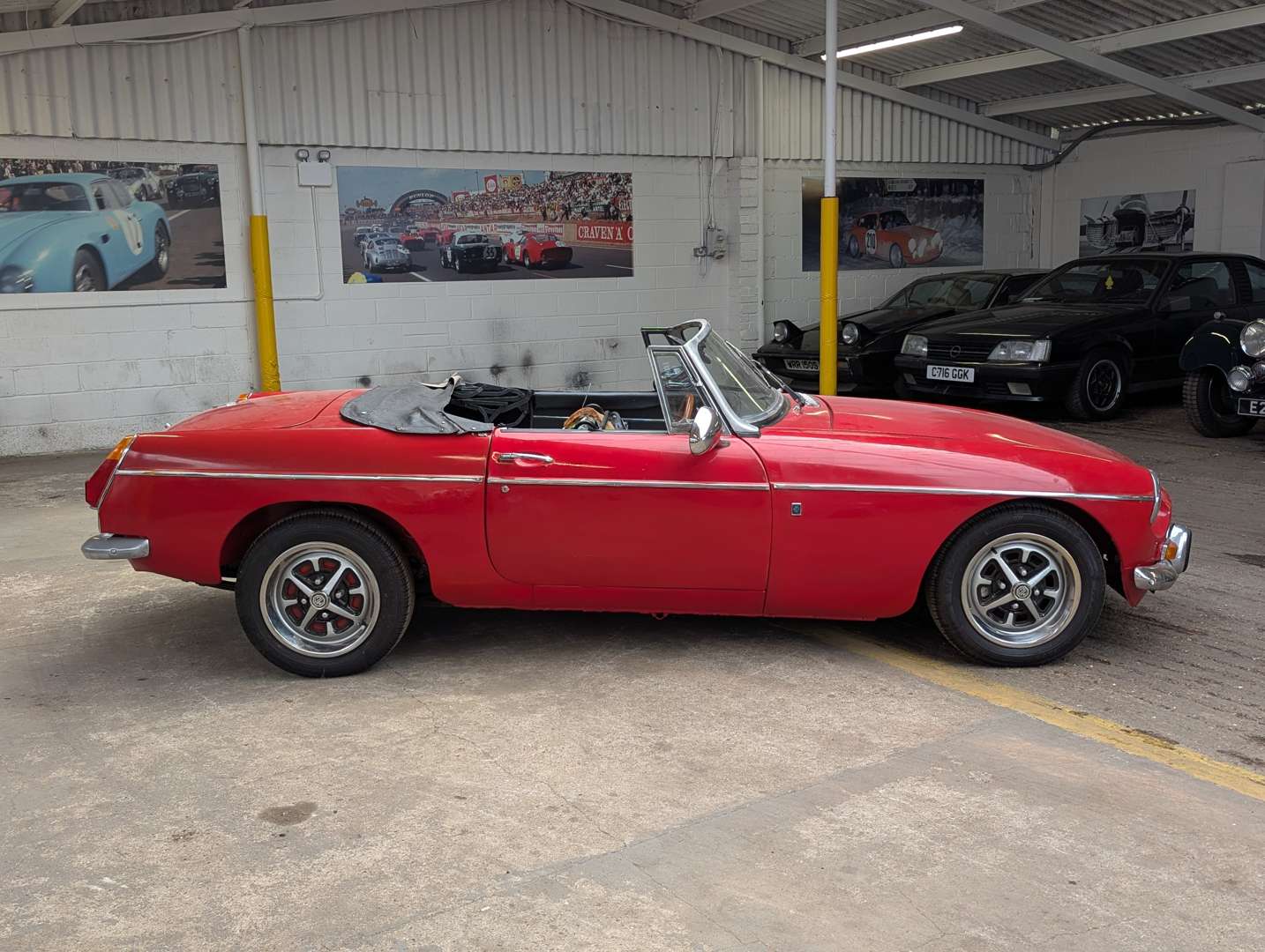 <p>1971 MGB ROADSTER</p>