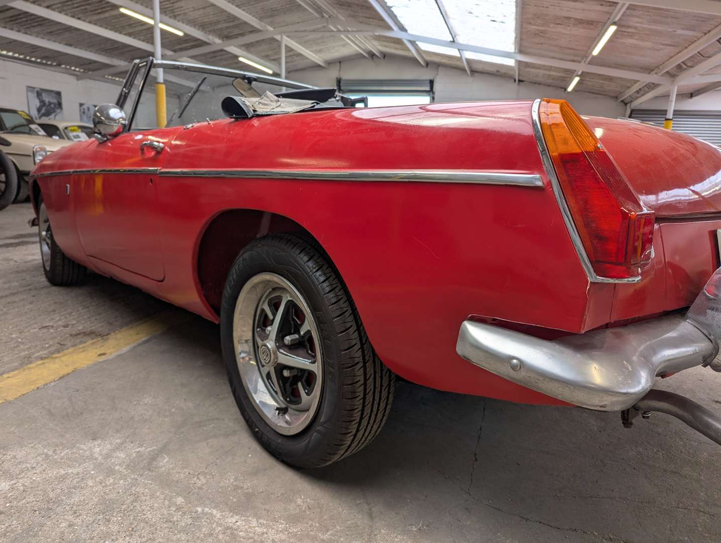 <p>1971 MGB ROADSTER</p>