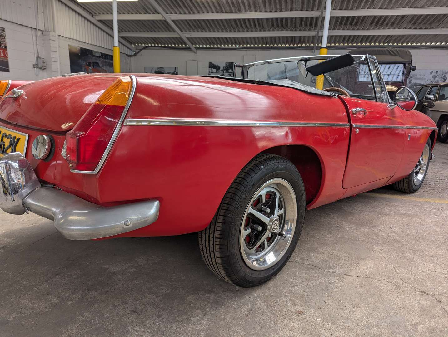 <p>1971 MGB ROADSTER</p>