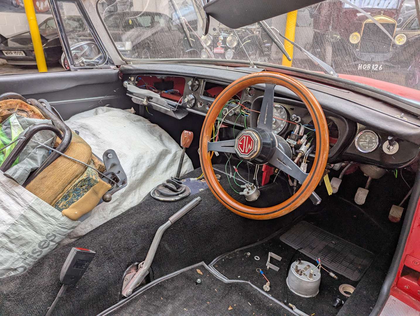 <p>1971 MGB ROADSTER</p>
