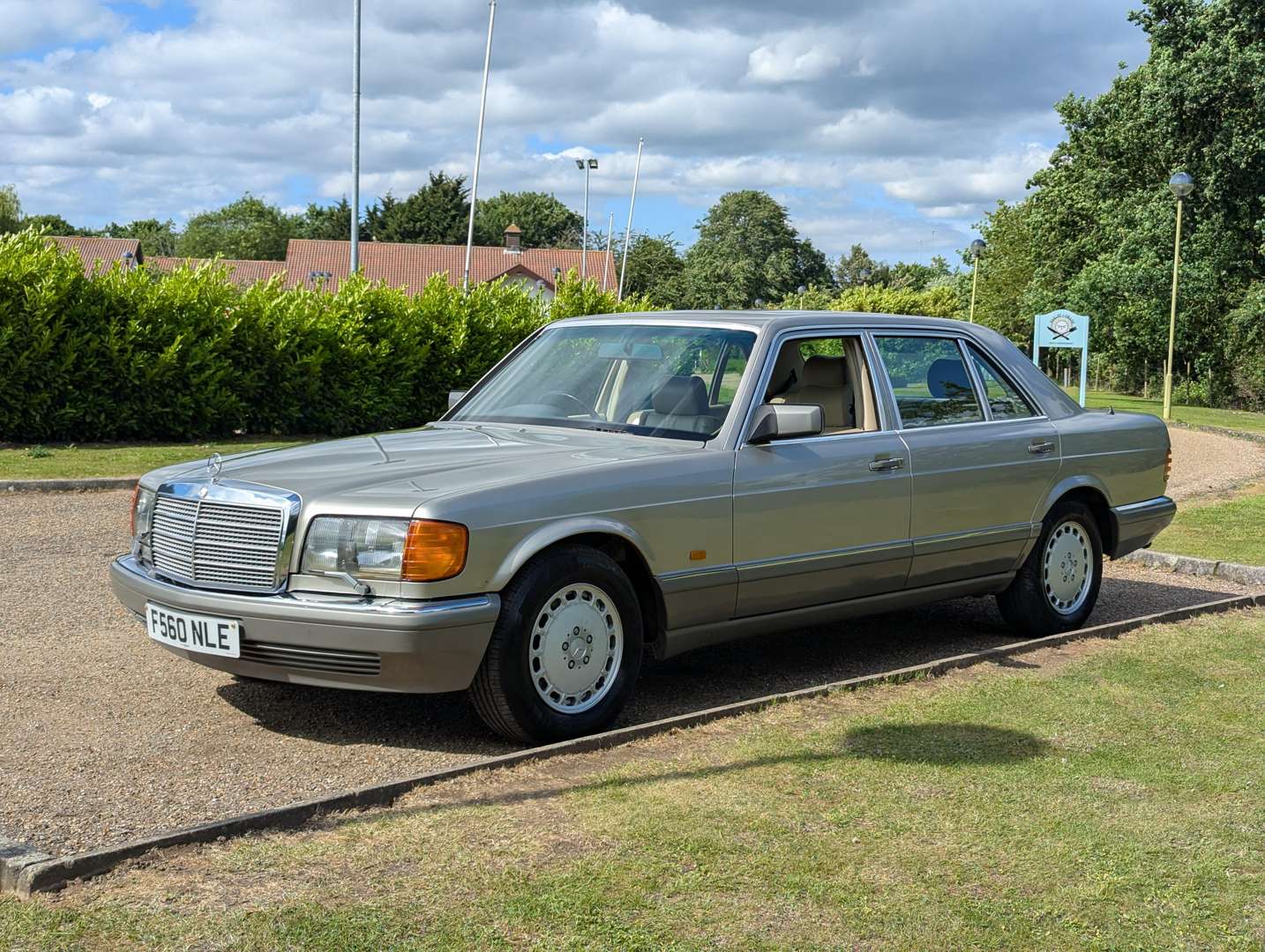 <p>1989 MERCEDES W126 560 SEL</p>