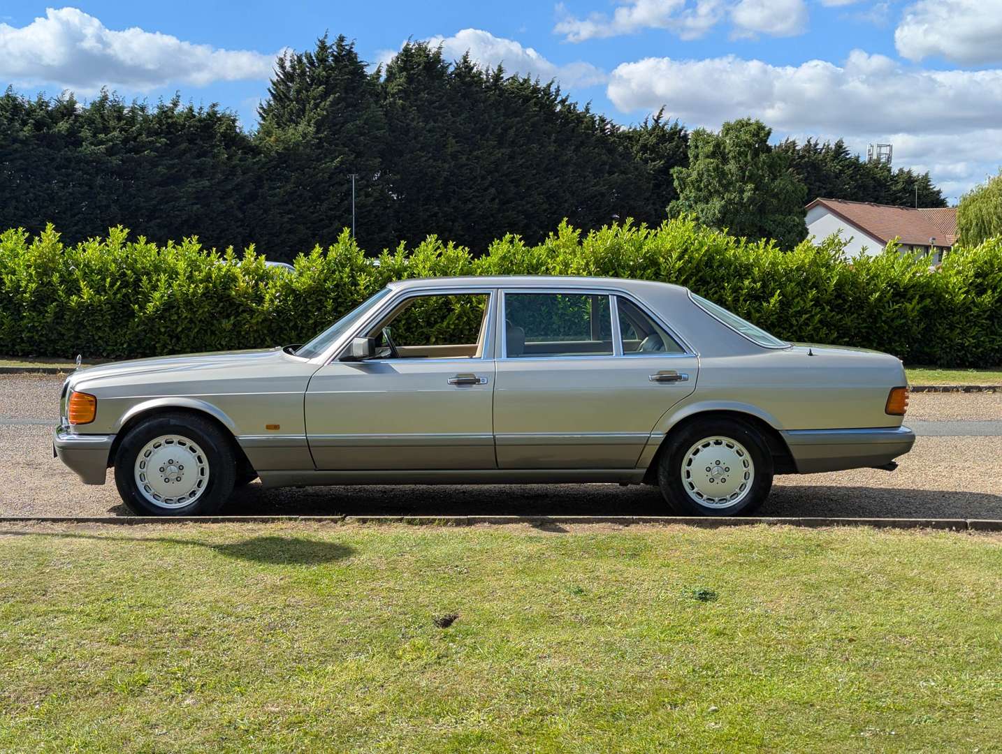 <p>1989 MERCEDES W126 560 SEL</p>