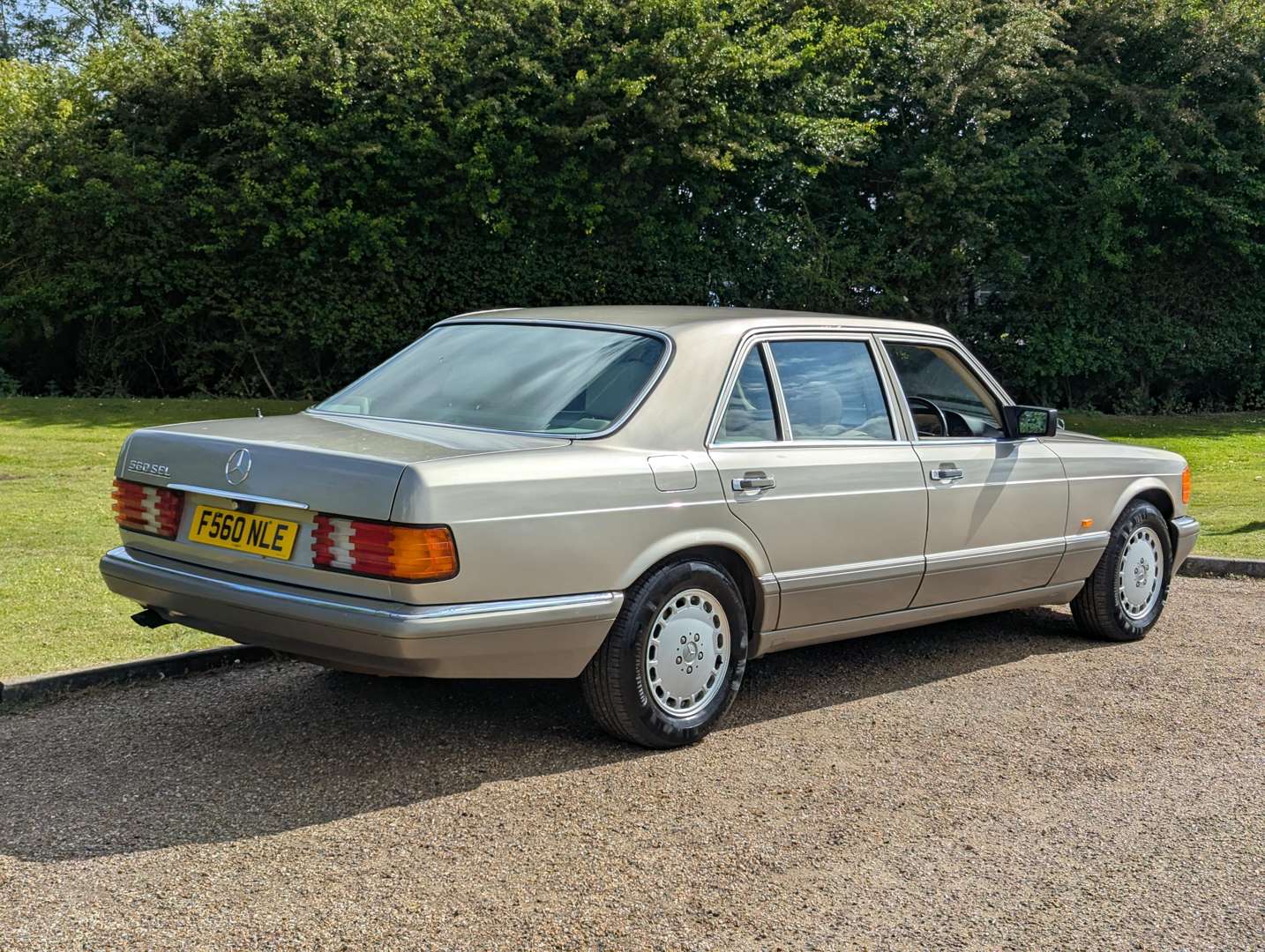 <p>1989 MERCEDES W126 560 SEL</p>