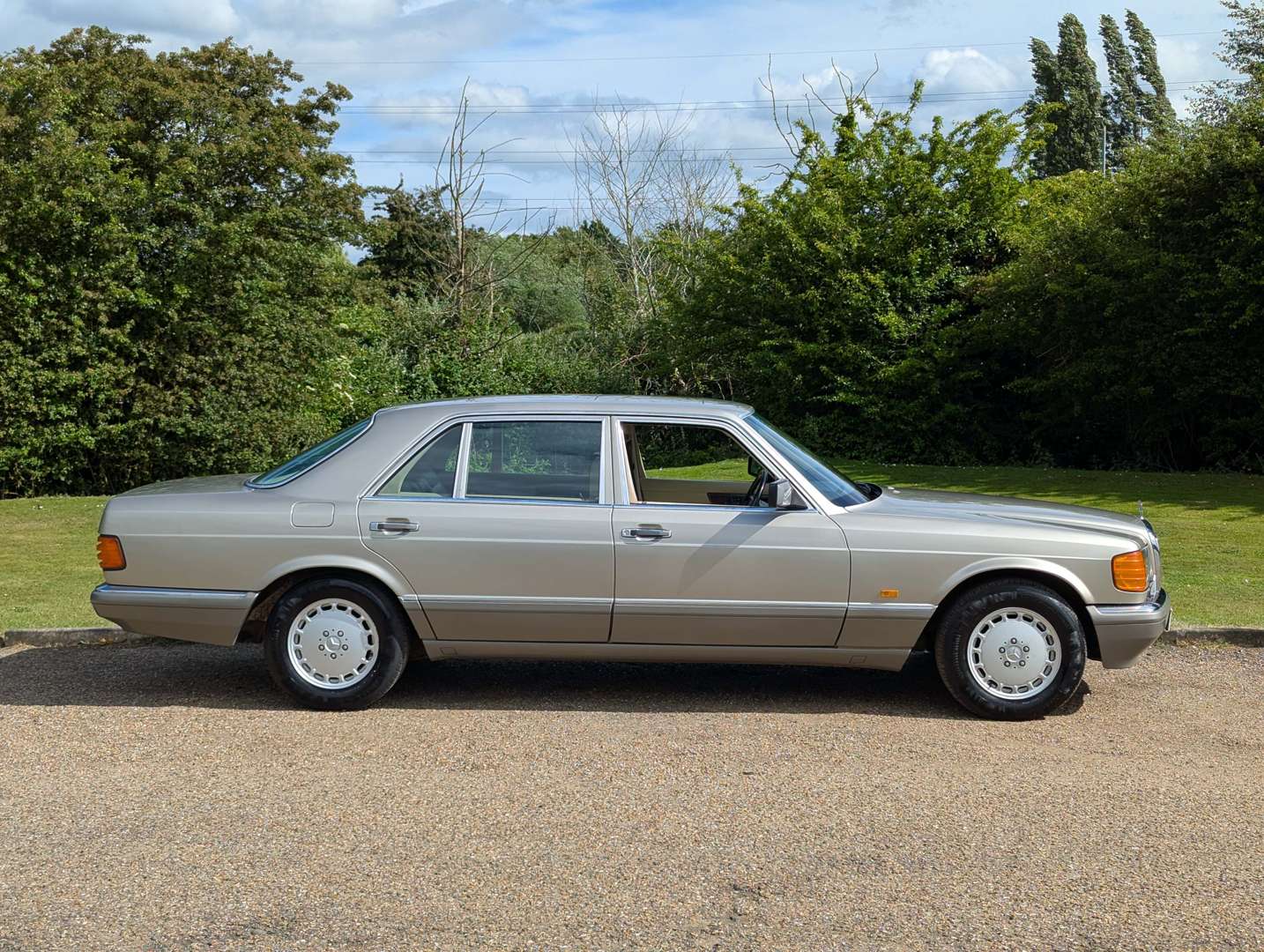 <p>1989 MERCEDES W126 560 SEL</p>