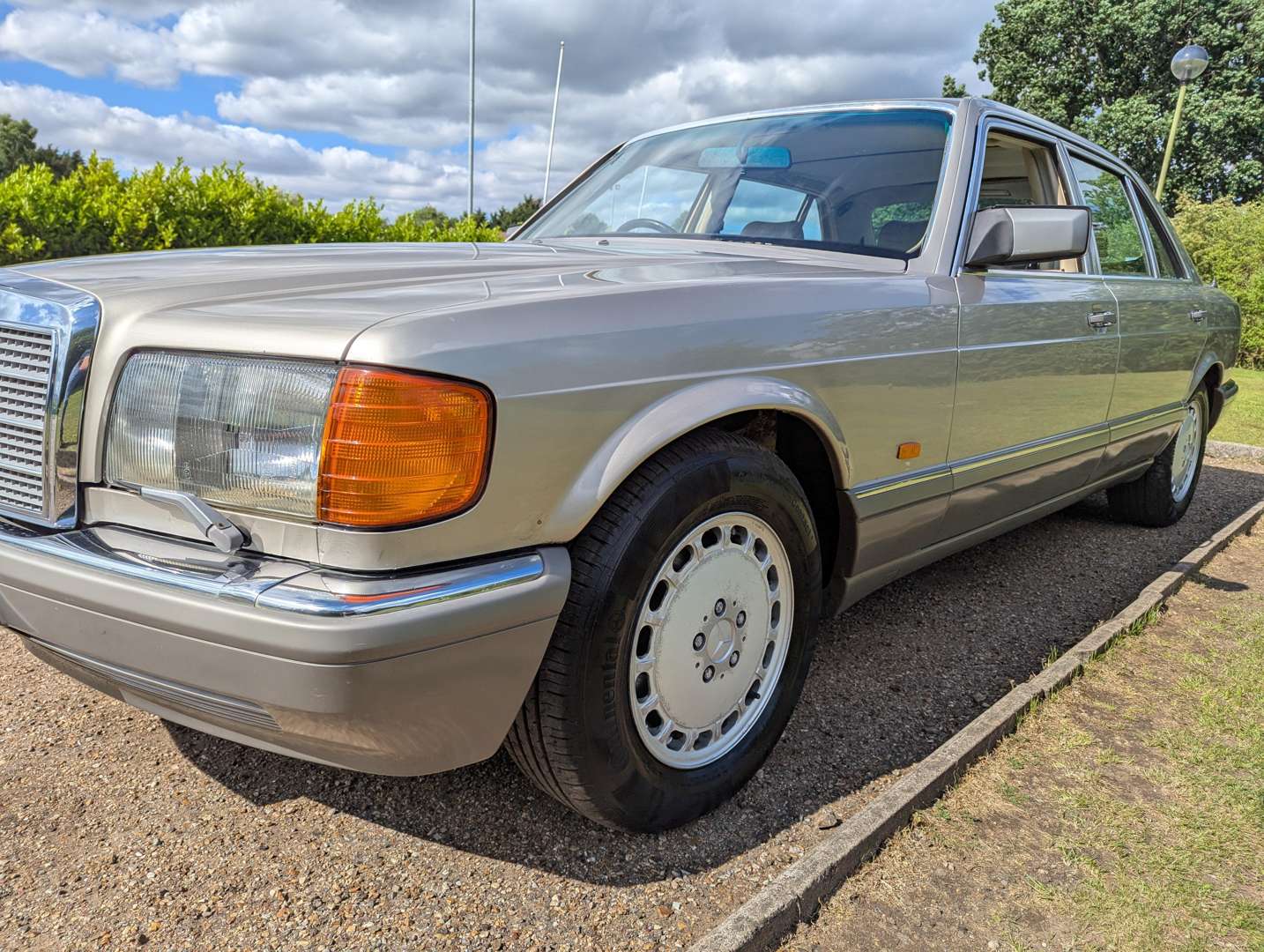 <p>1989 MERCEDES W126 560 SEL</p>