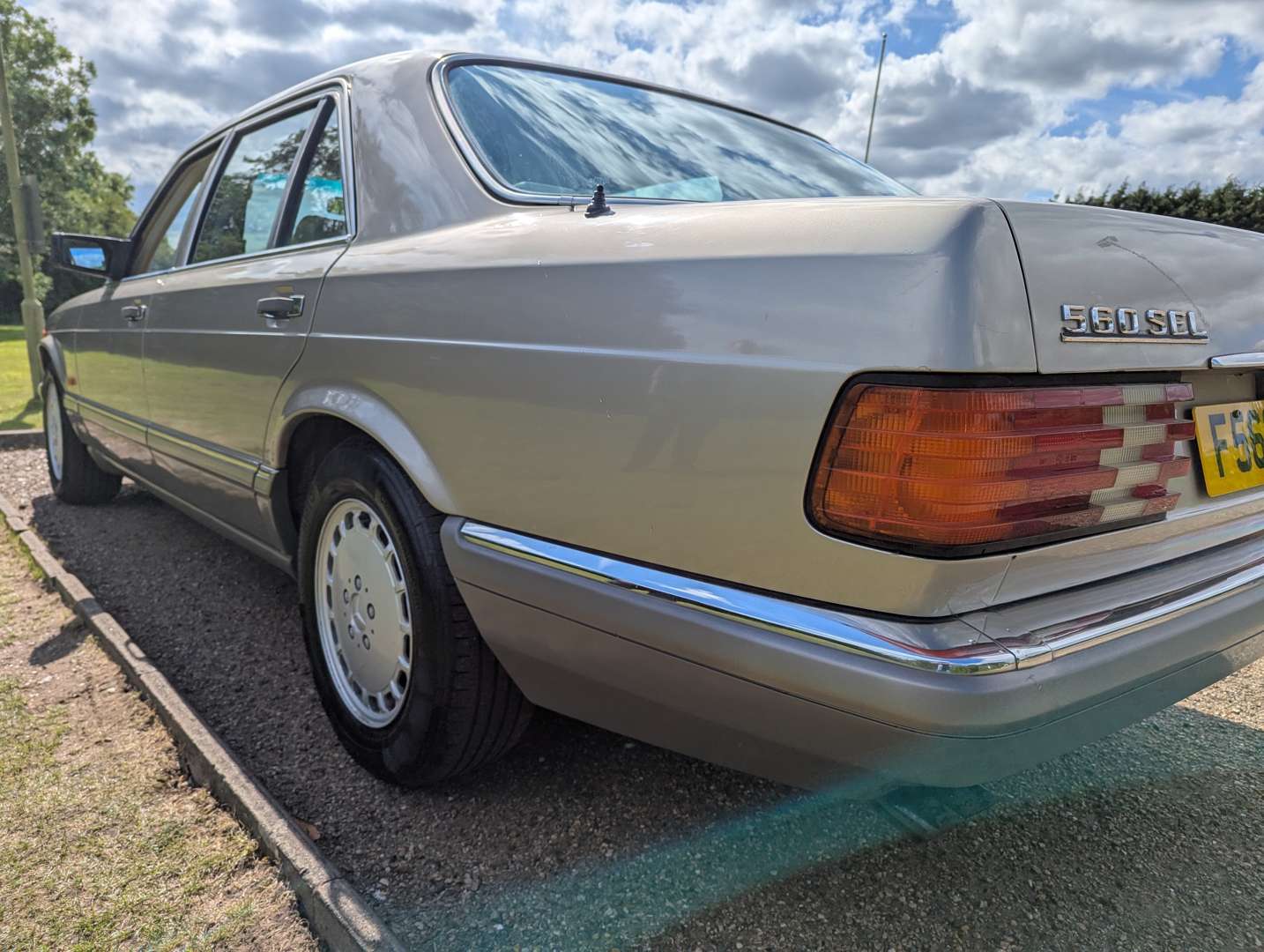 <p>1989 MERCEDES W126 560 SEL</p>
