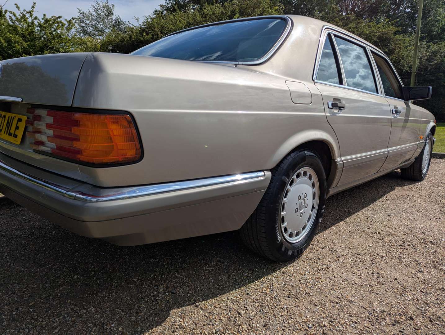 <p>1989 MERCEDES W126 560 SEL</p>