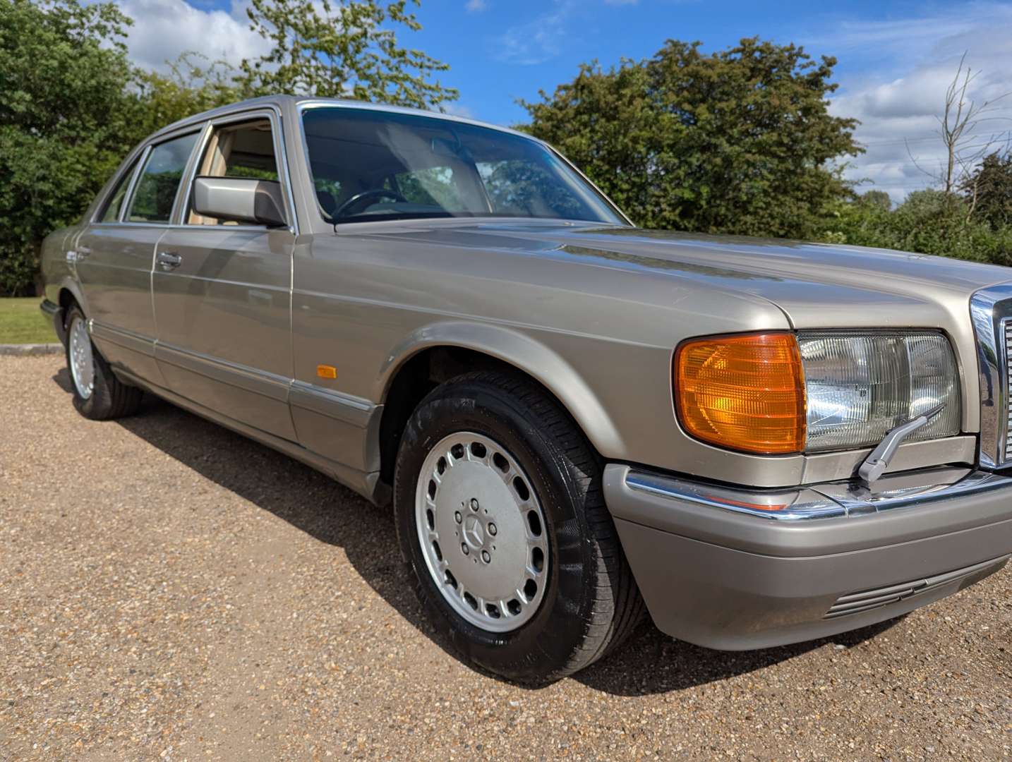 <p>1989 MERCEDES W126 560 SEL</p>
