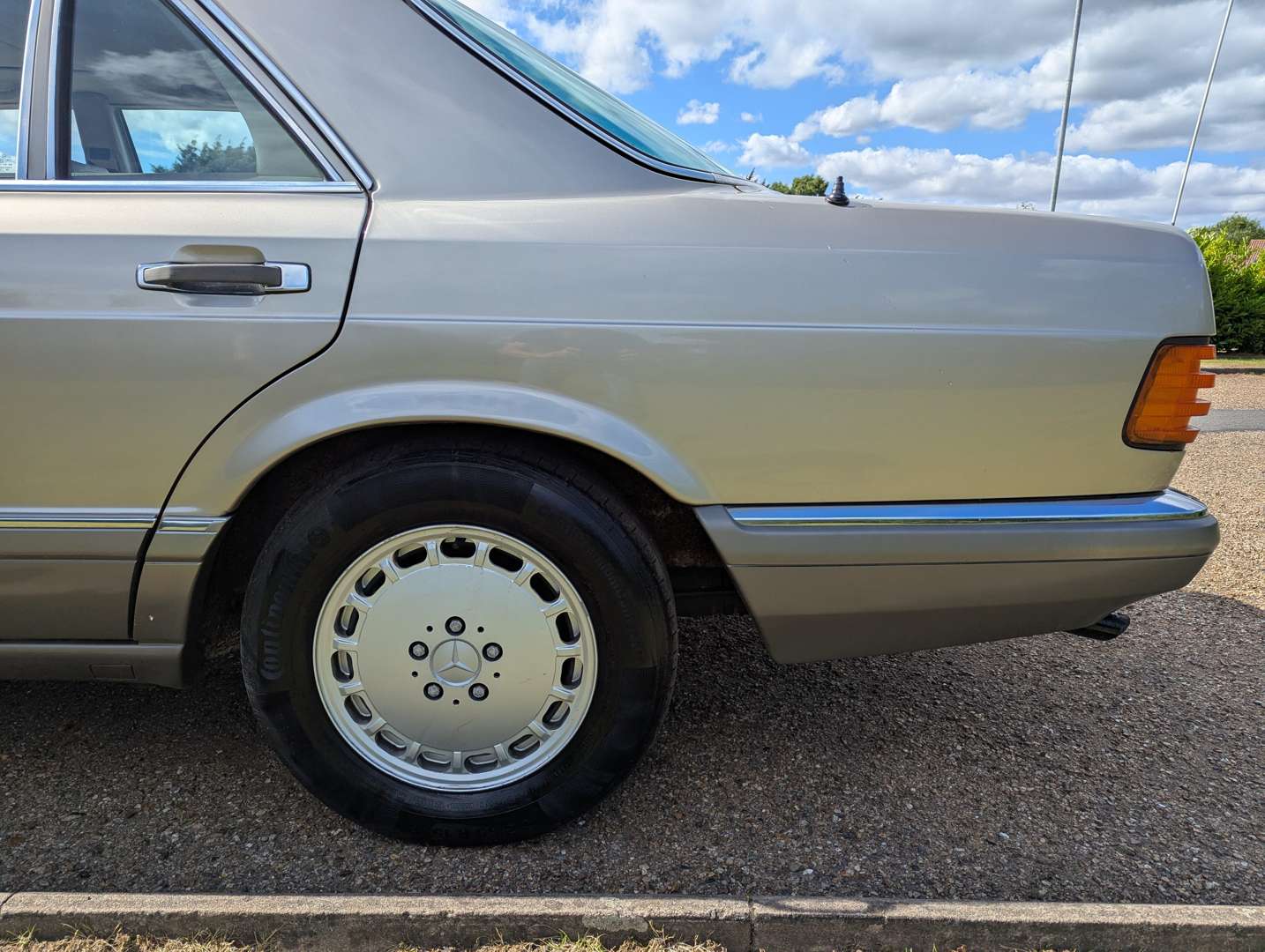 <p>1989 MERCEDES W126 560 SEL</p>