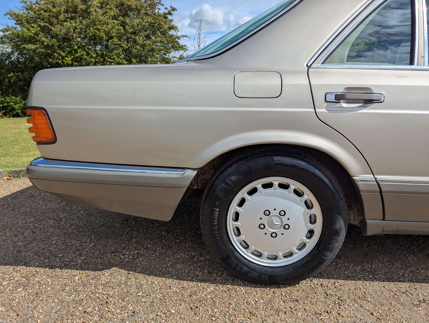 <p>1989 MERCEDES W126 560 SEL</p>