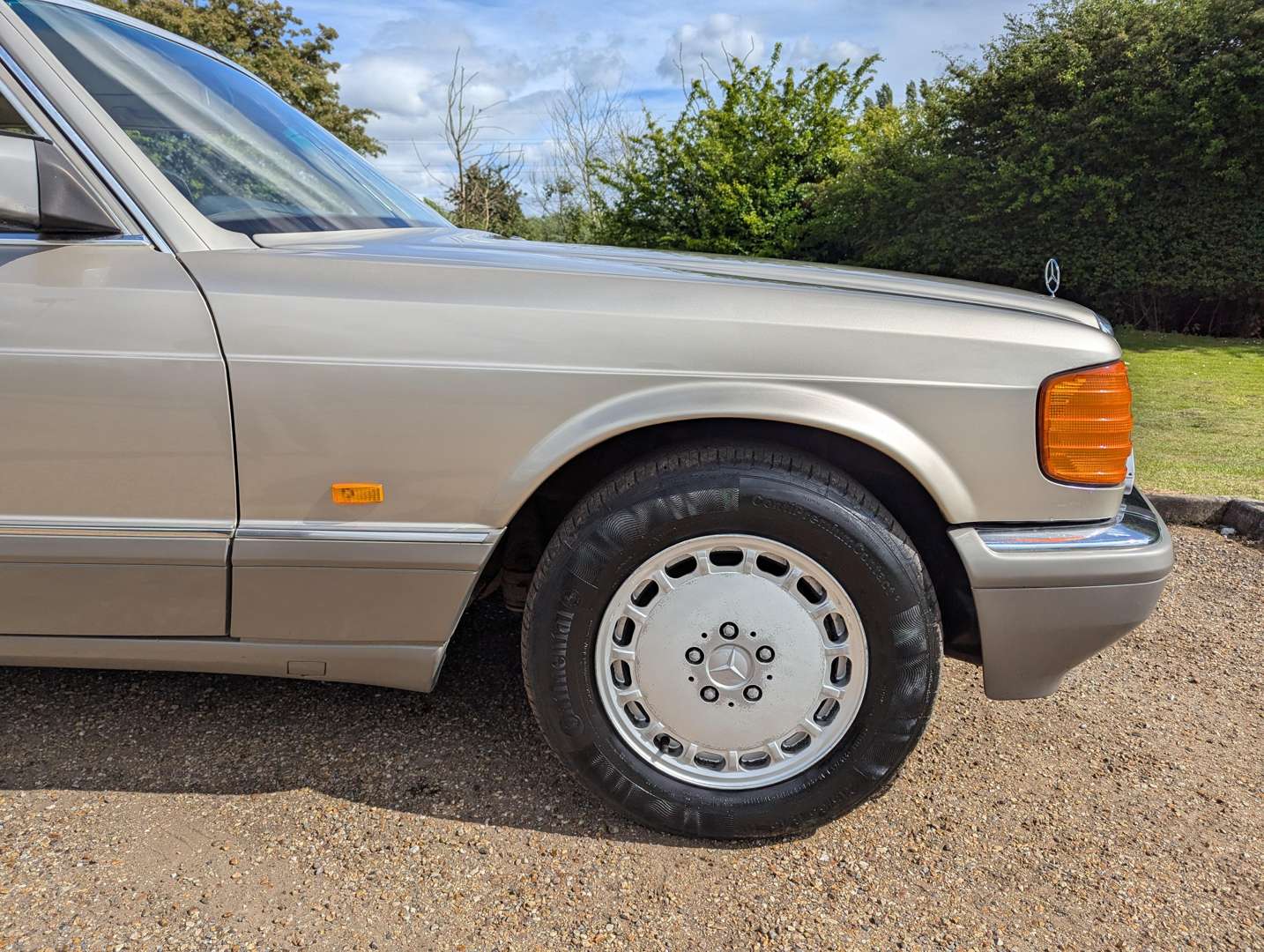 <p>1989 MERCEDES W126 560 SEL</p>
