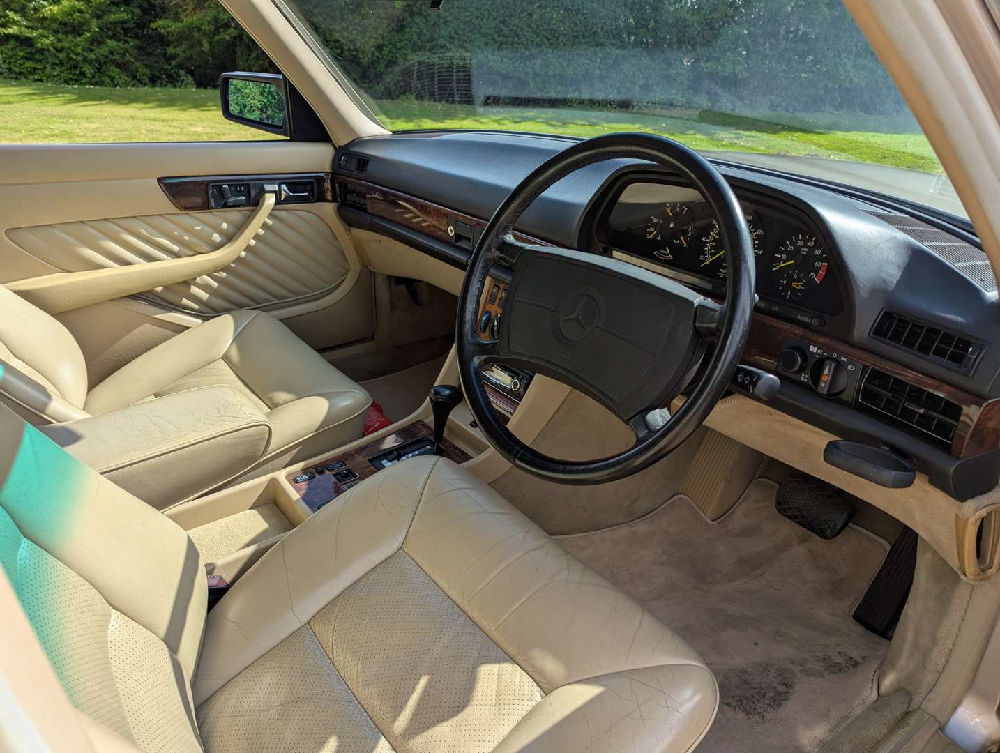 <p>1989 MERCEDES W126 560 SEL</p>
