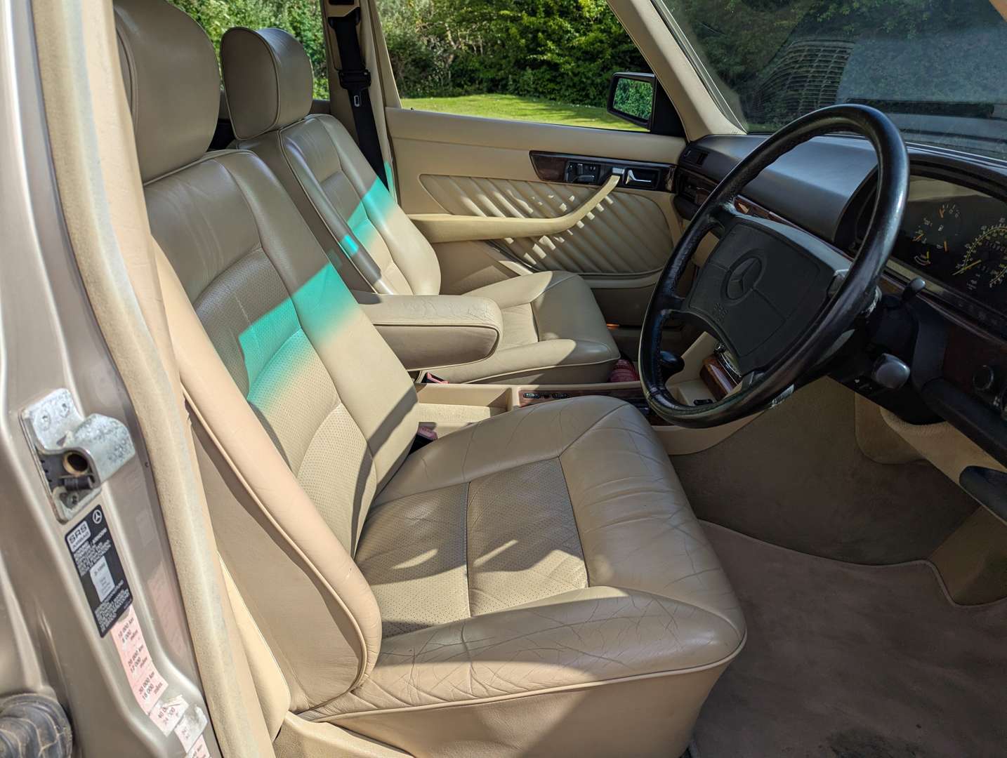 <p>1989 MERCEDES W126 560 SEL</p>