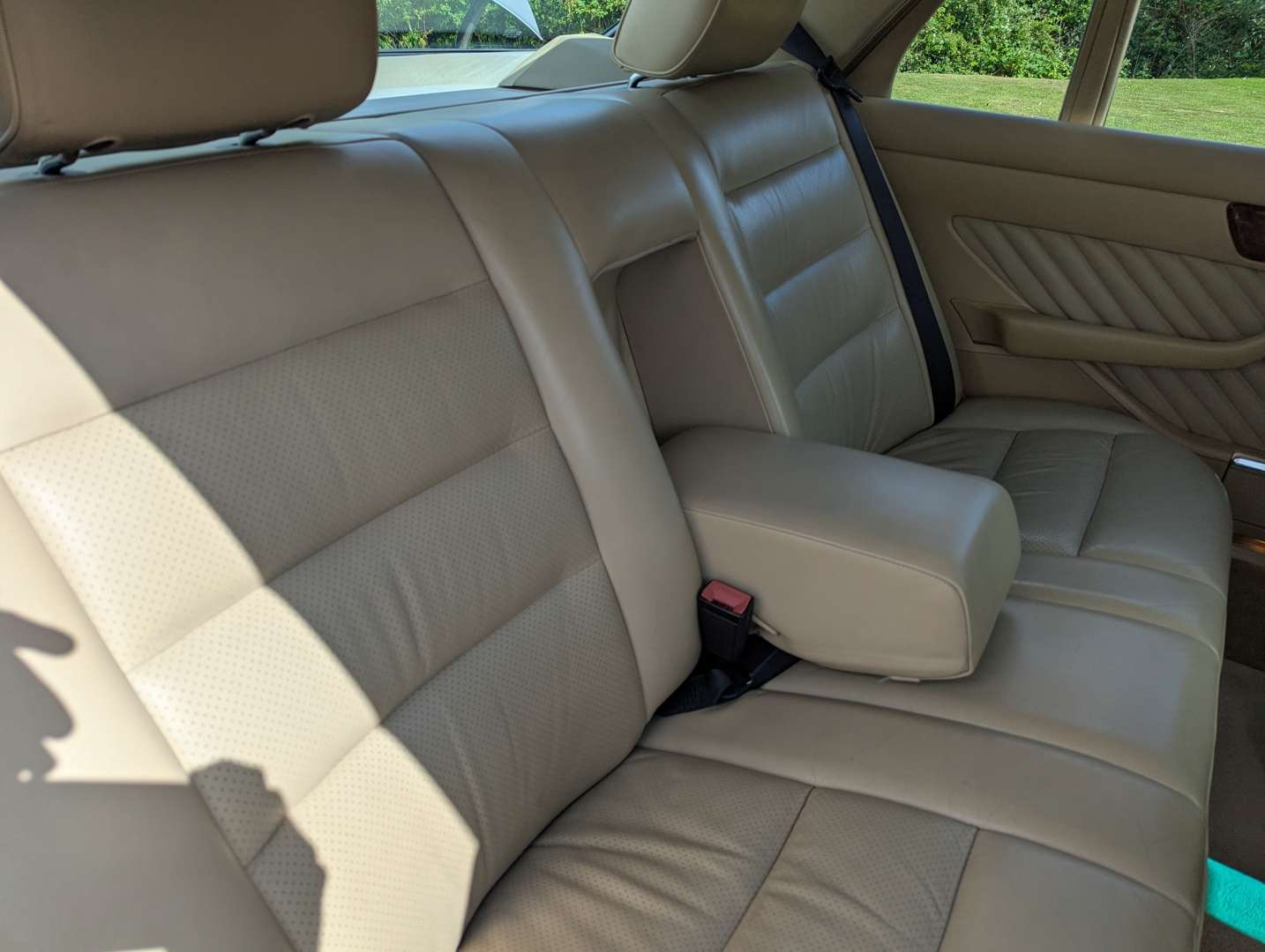 <p>1989 MERCEDES W126 560 SEL</p>