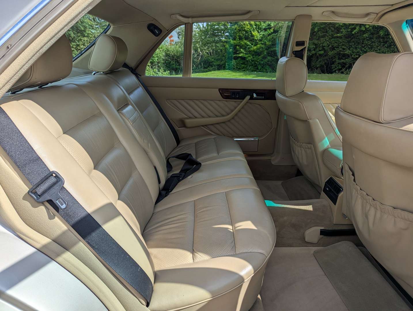 <p>1989 MERCEDES W126 560 SEL</p>