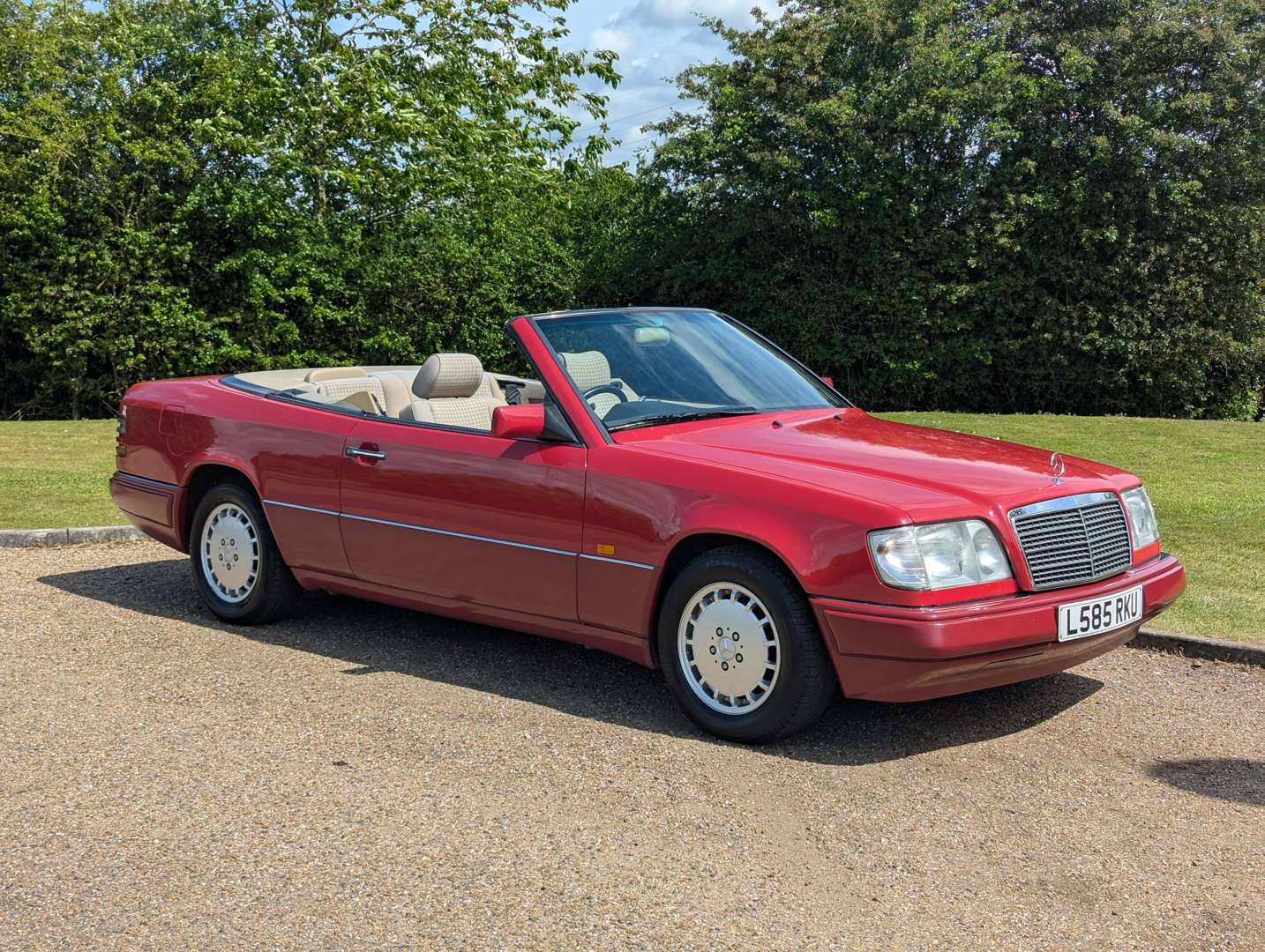 <p>1994 MERCEDES W124 E220 CABRIOLET AUTO</p>