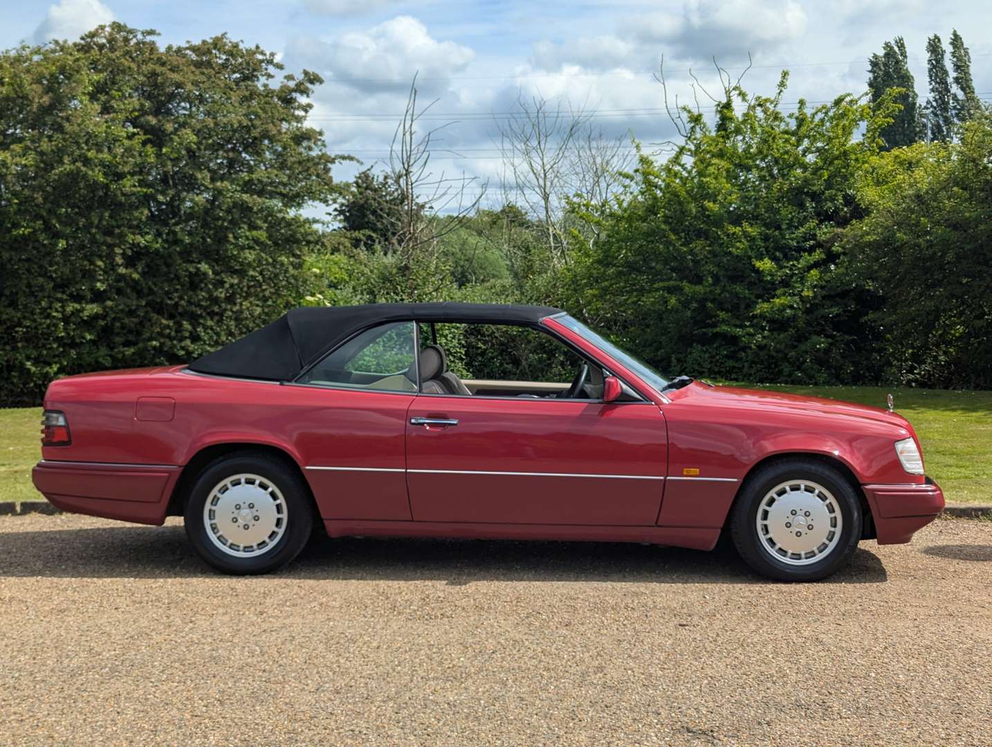 <p>1994 MERCEDES W124 E220 CABRIOLET AUTO</p>