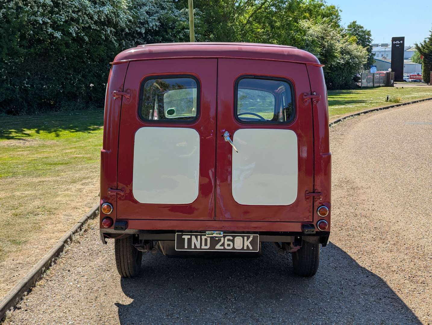 <p>1972 MORRIS MINOR VAN</p>
