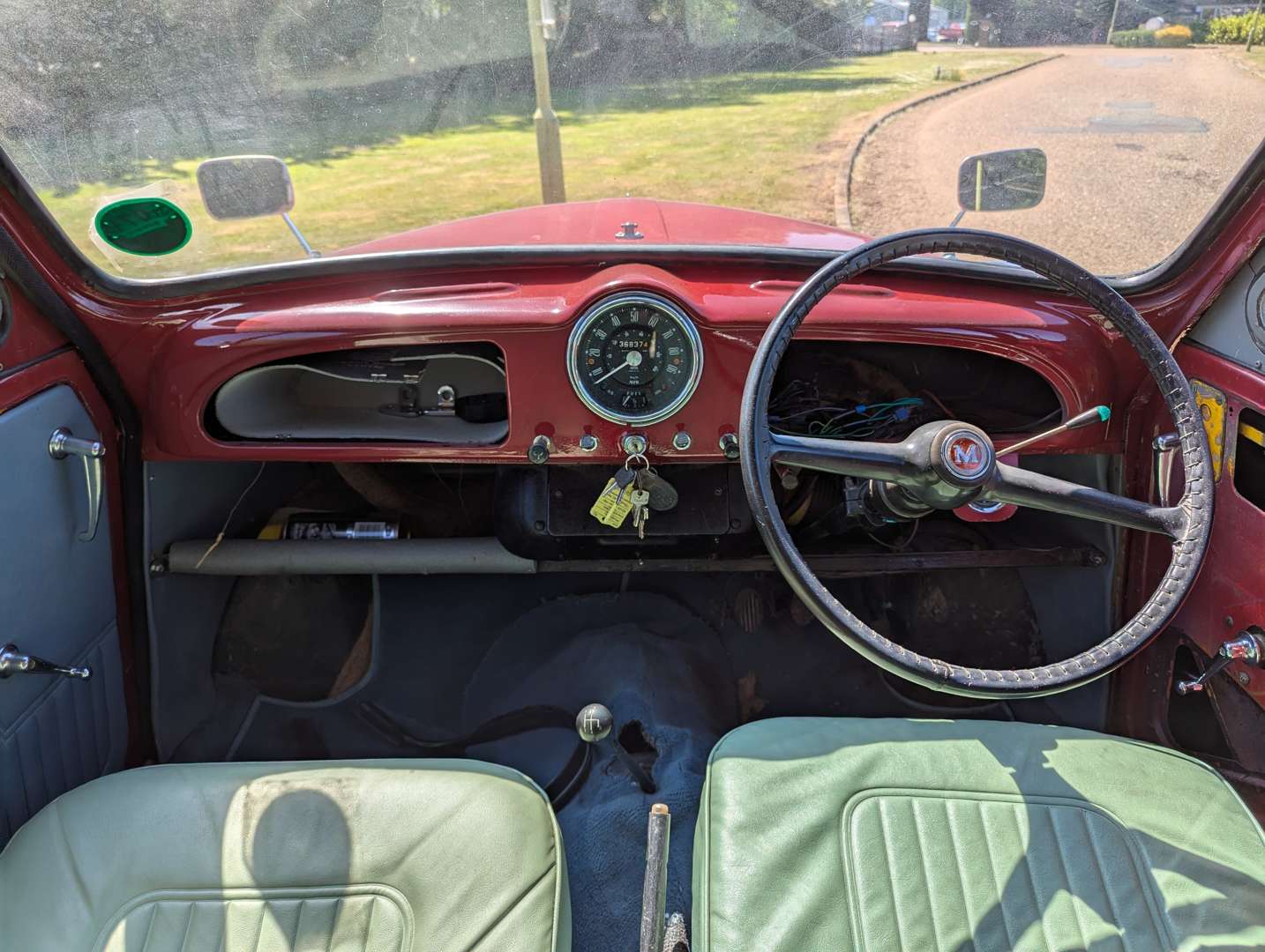 <p>1972 MORRIS MINOR VAN</p>