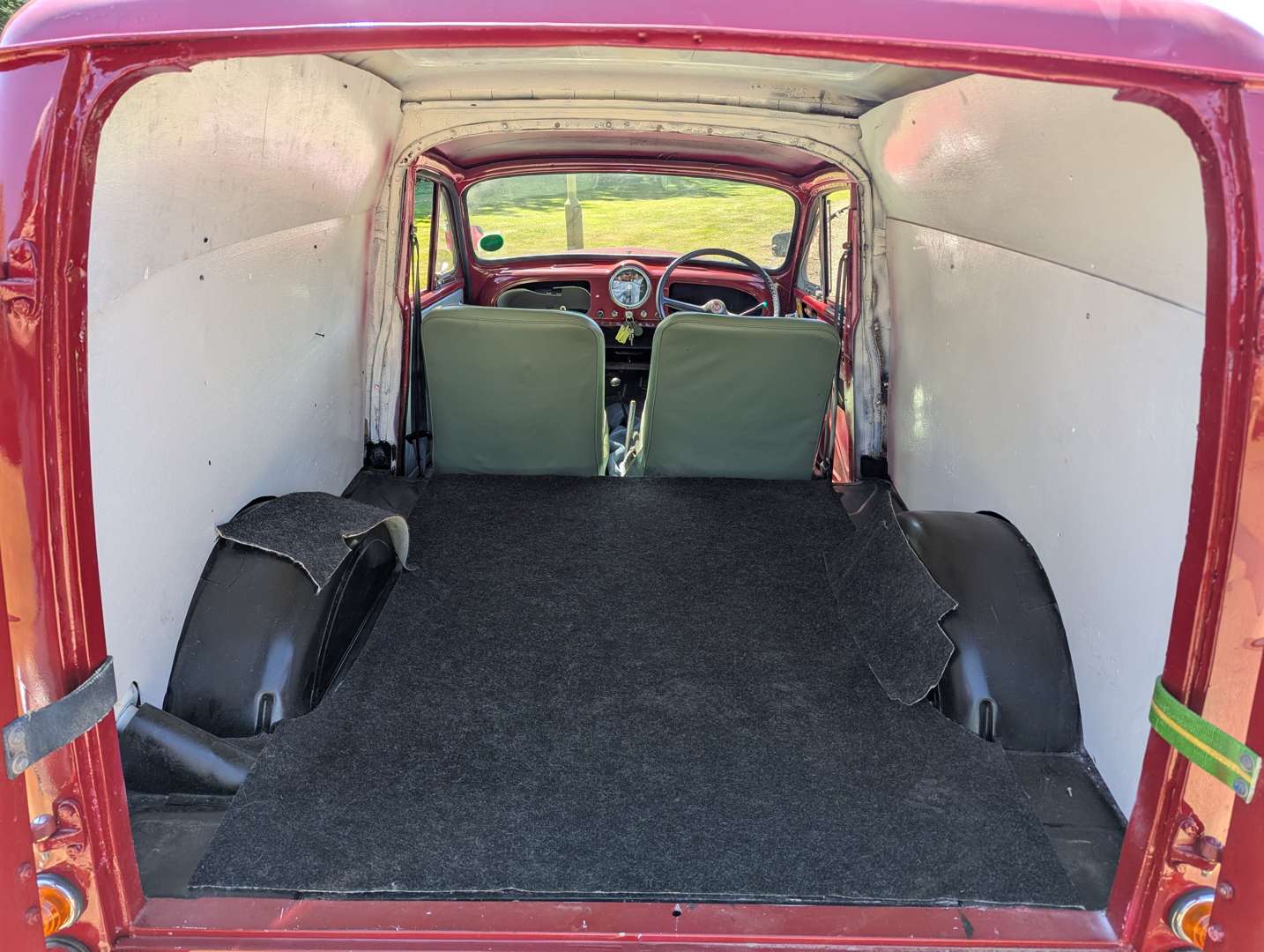 <p>1972 MORRIS MINOR VAN</p>