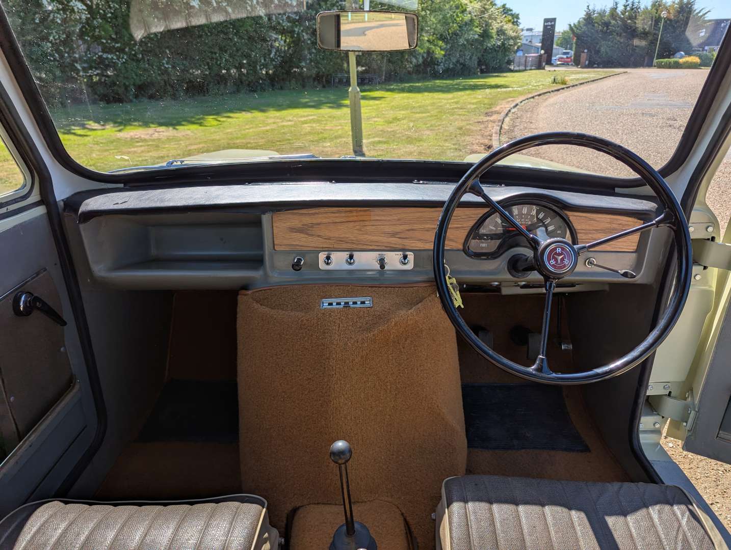 <p>1968 RELIANT REGAL 3/25 DELUXE</p>