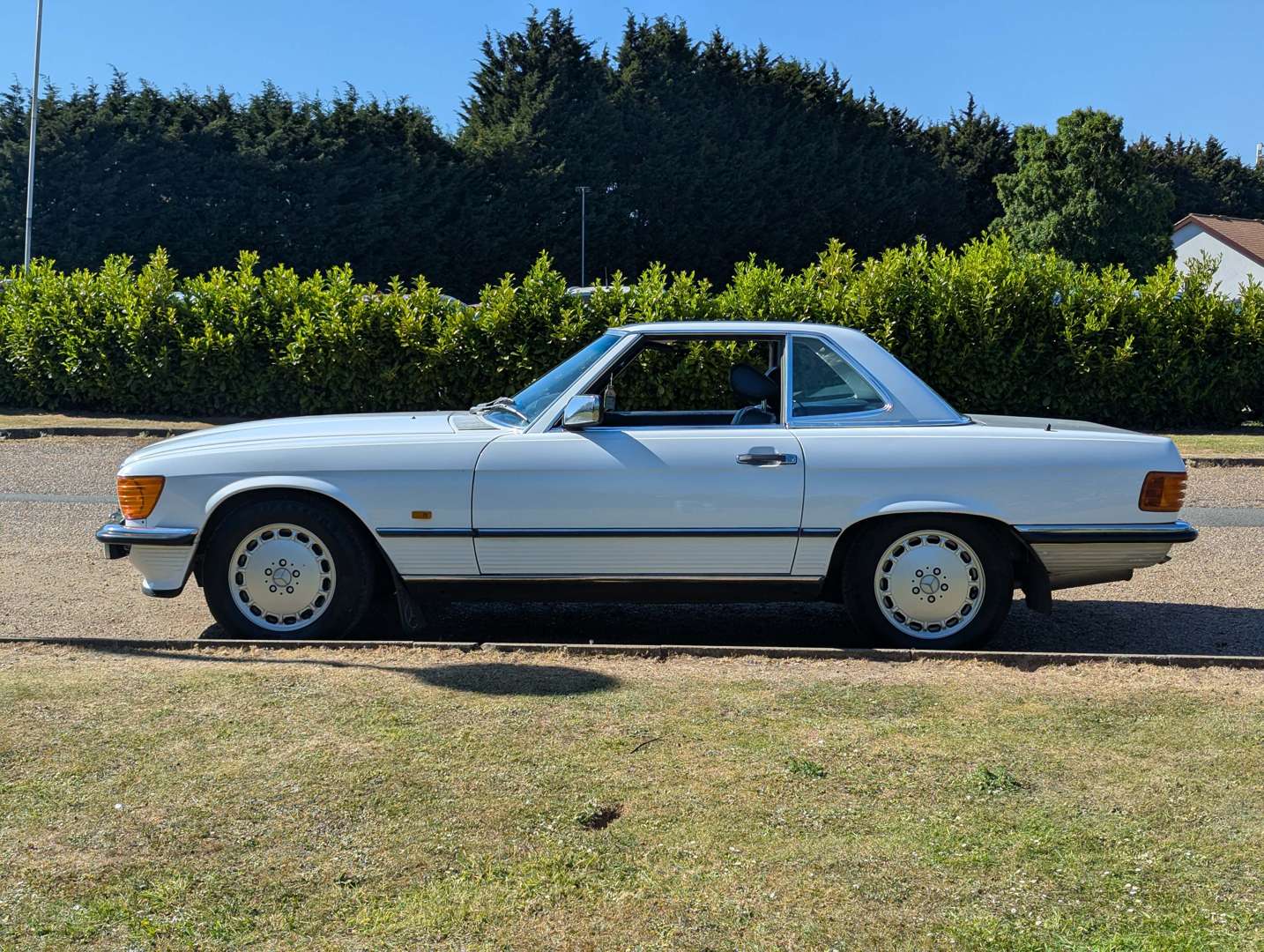 <p>1987 MERCEDES R107 300SL AUTO</p>