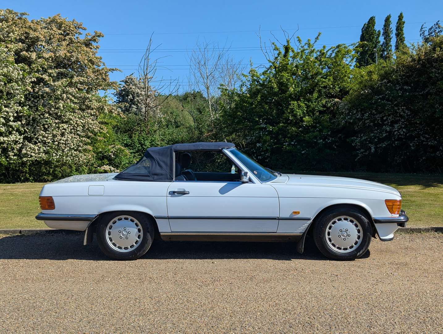 <p>1987 MERCEDES R107 300SL AUTO</p>