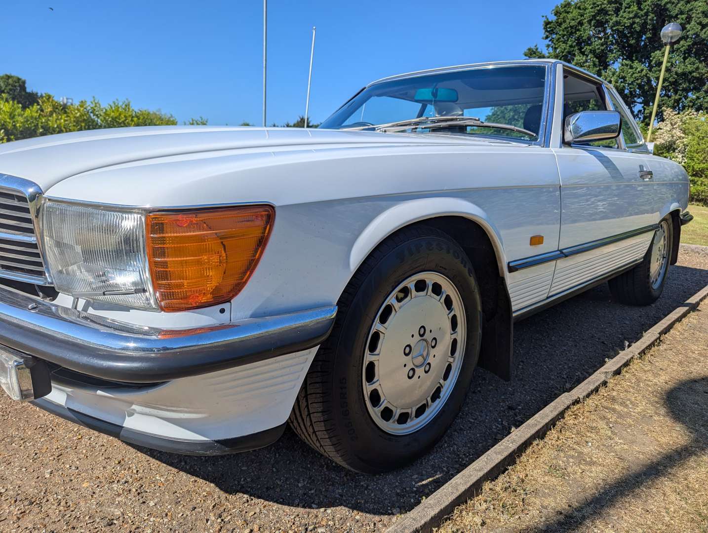 <p>1987 MERCEDES R107 300SL AUTO</p>